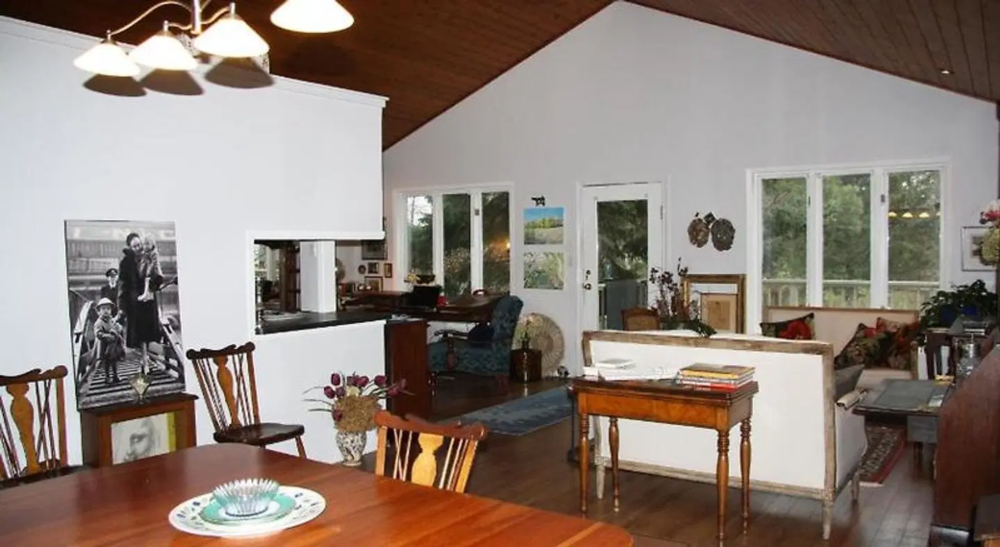 2 Moon Cottage Bed & Breakfast Restaurant