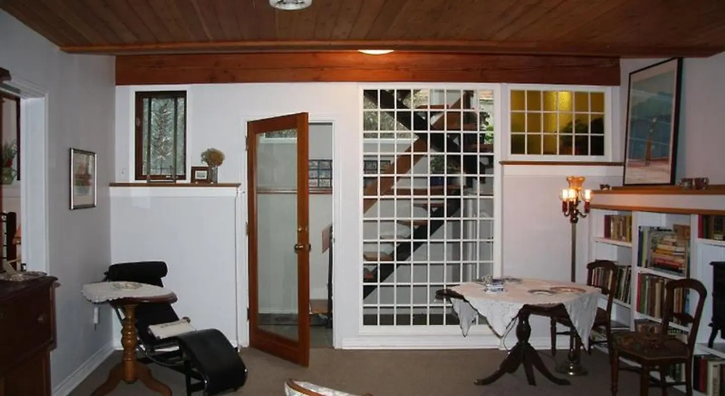 2 Moon Cottage Bed & Breakfast ROOM_EXAMPLE
