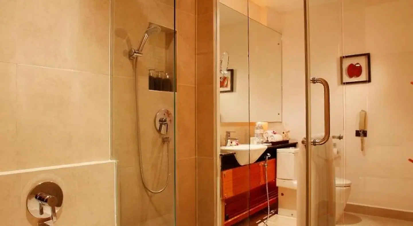 La Flora Resort Patong Badezimmer