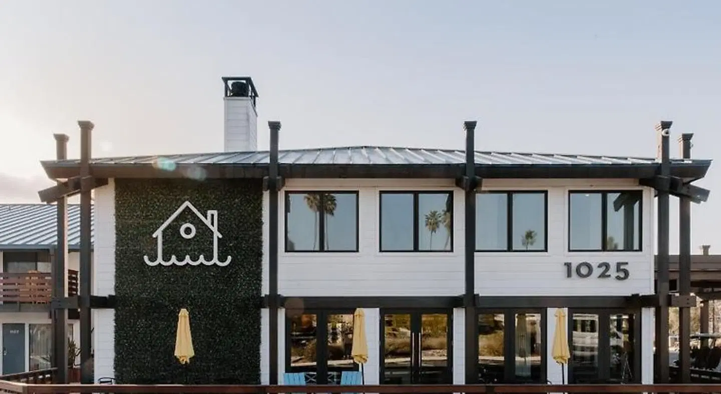 Lakehouse Hotel and Resort EXTERIOR