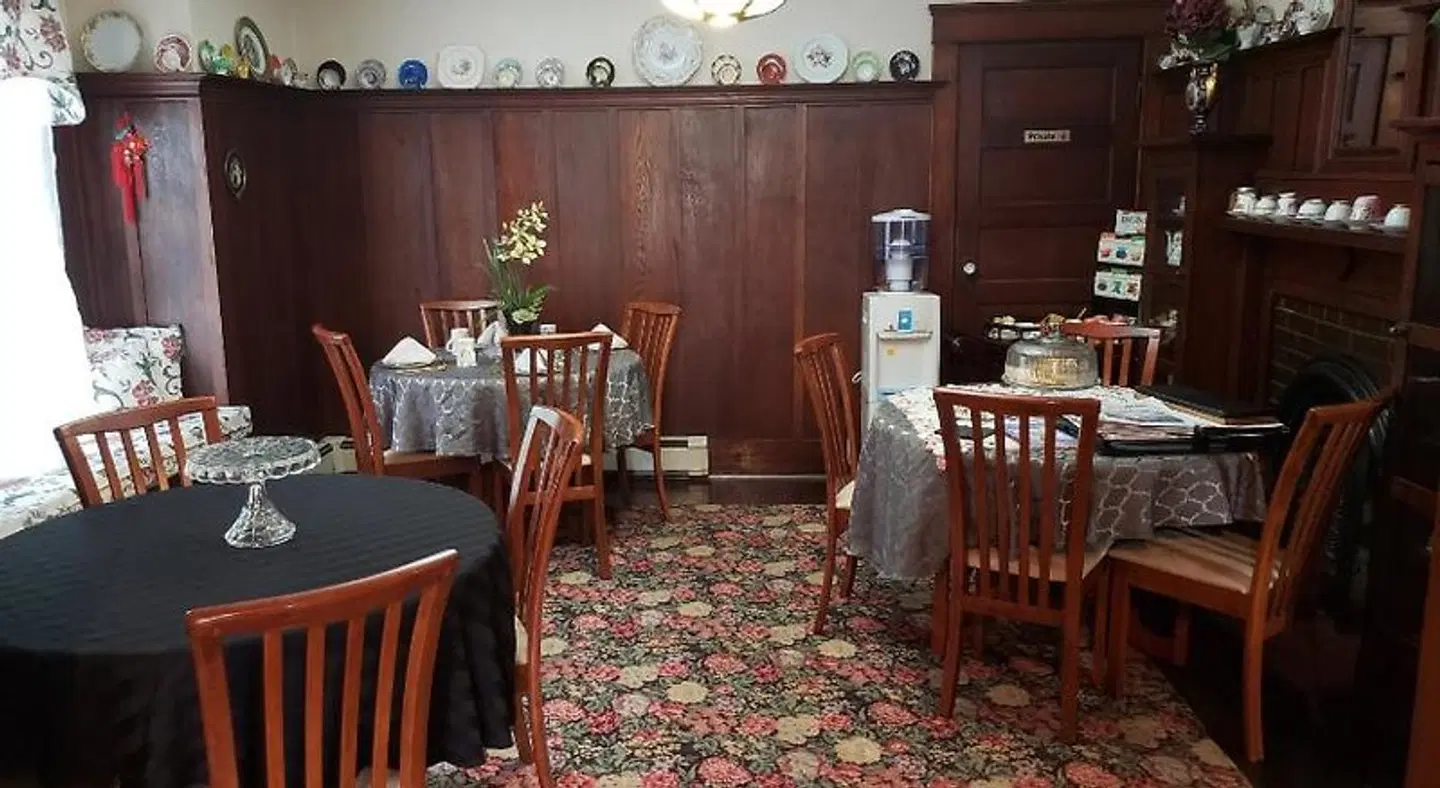 Colonial Charm Inn Bed & Breakfast Restaurant
