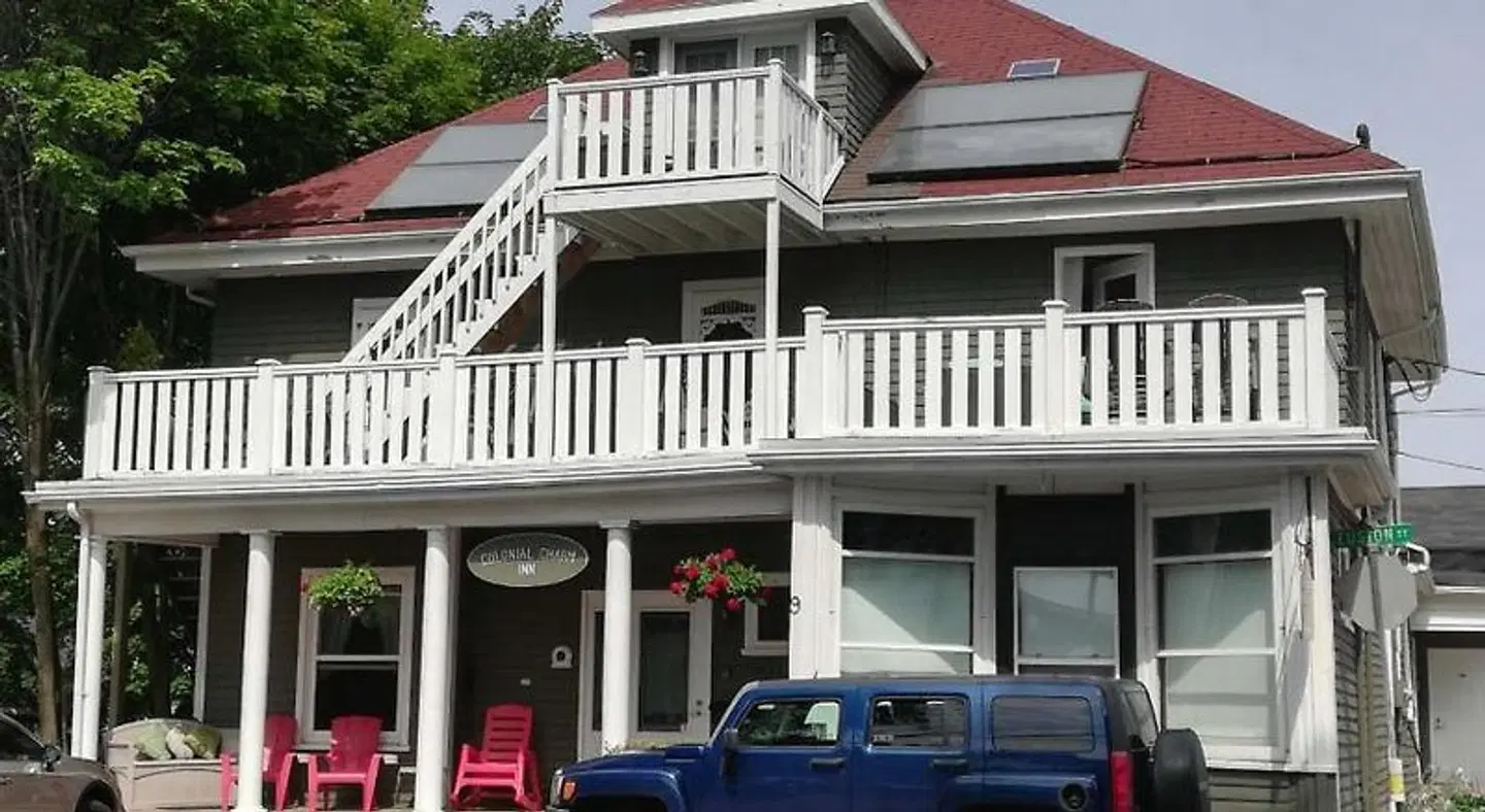 Colonial Charm Inn Bed & Breakfast EXTERIOR