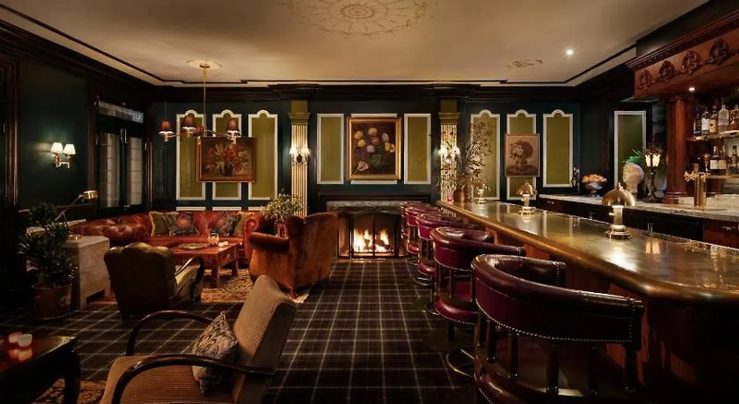 Graduate by Hilton Evanston Bar