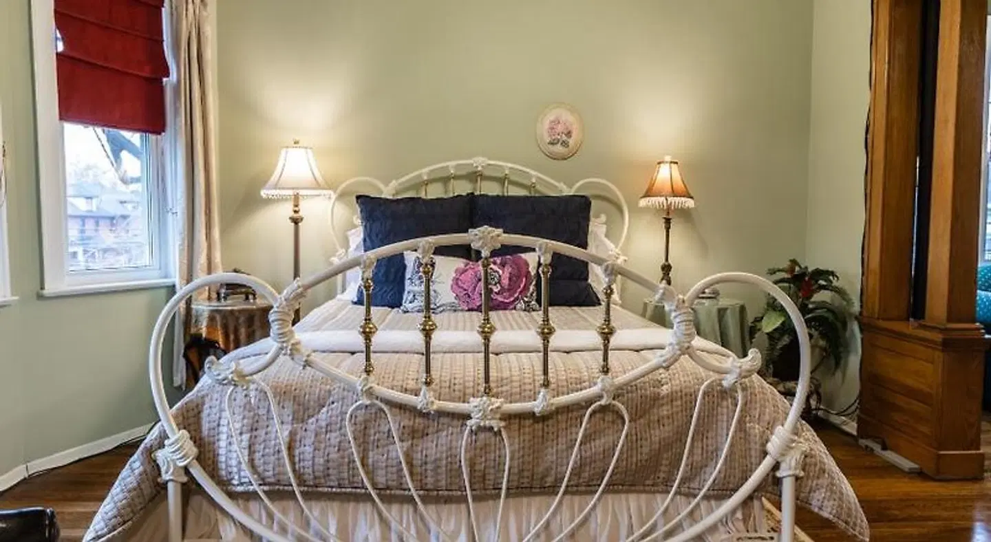 A Hidden Gem Bed and Breakfast ROOM_EXAMPLE