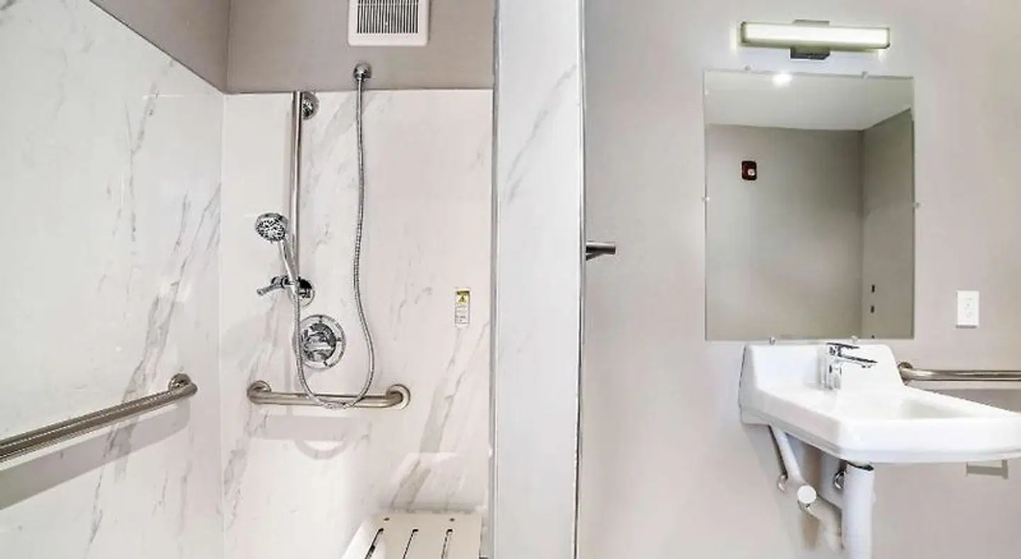 Studio 6 Suites - Stockton, CA - Waterfront Badezimmer