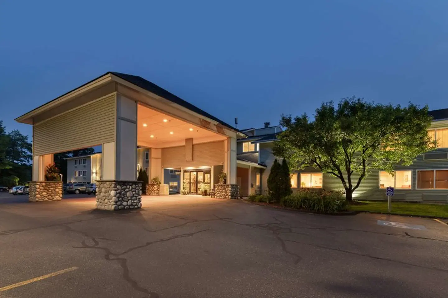 Best Western Plus Windjammer Inn & Conference Center EXTERIOR