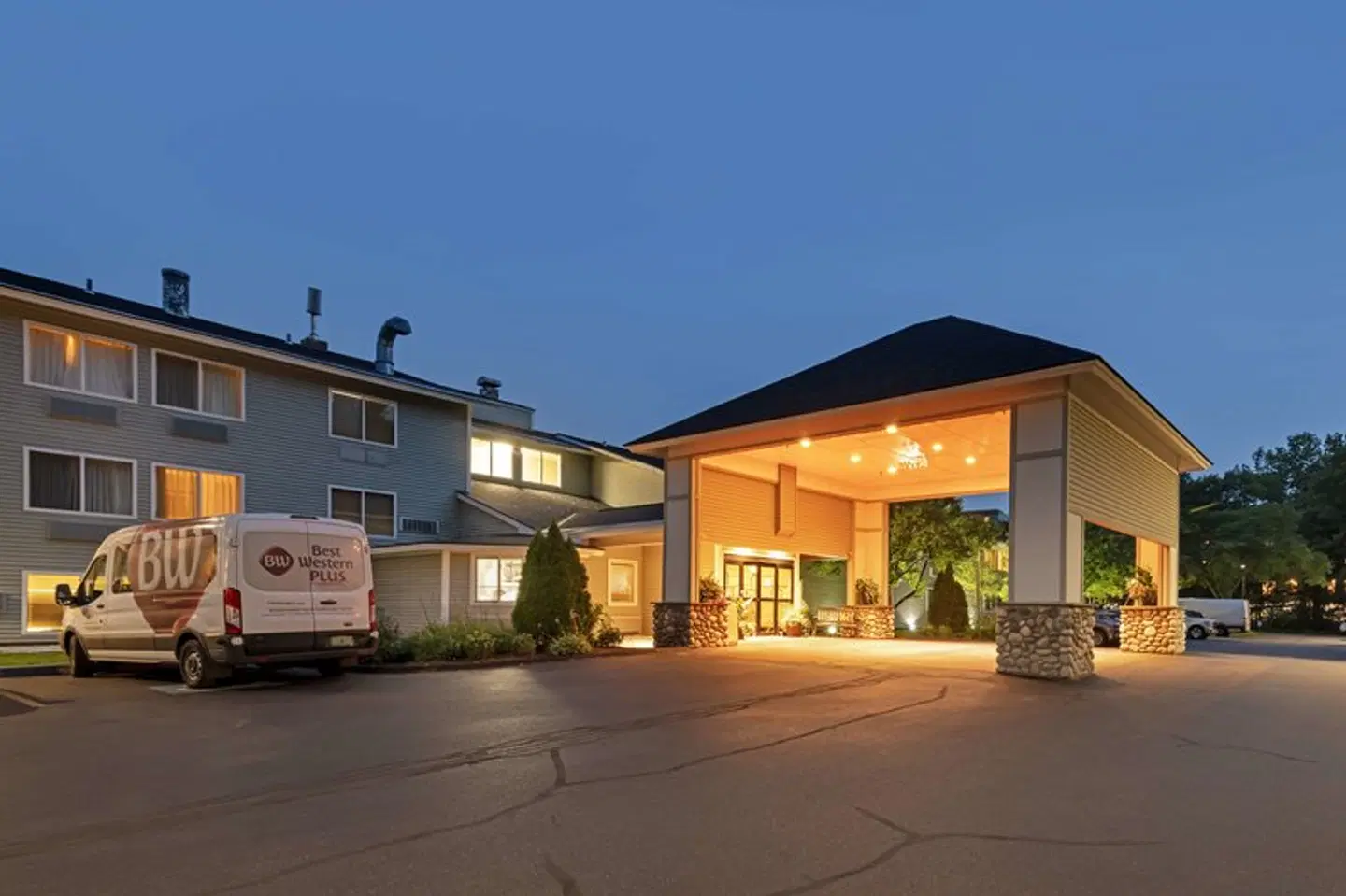 Best Western Plus Windjammer Inn & Conference Center EXTERIOR