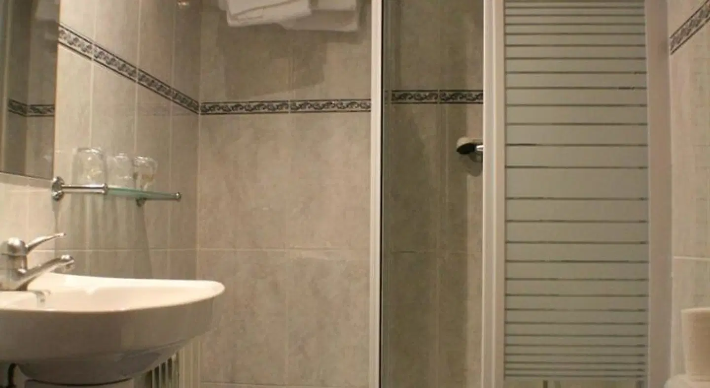 Pensión Arias Bilbao Badezimmer