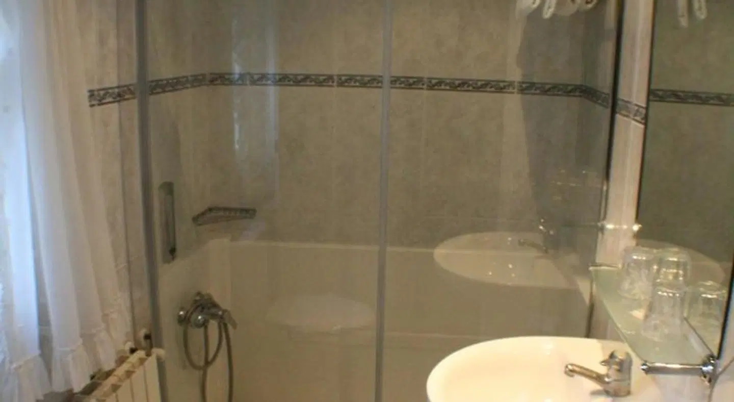 Pensión Arias Bilbao Badezimmer