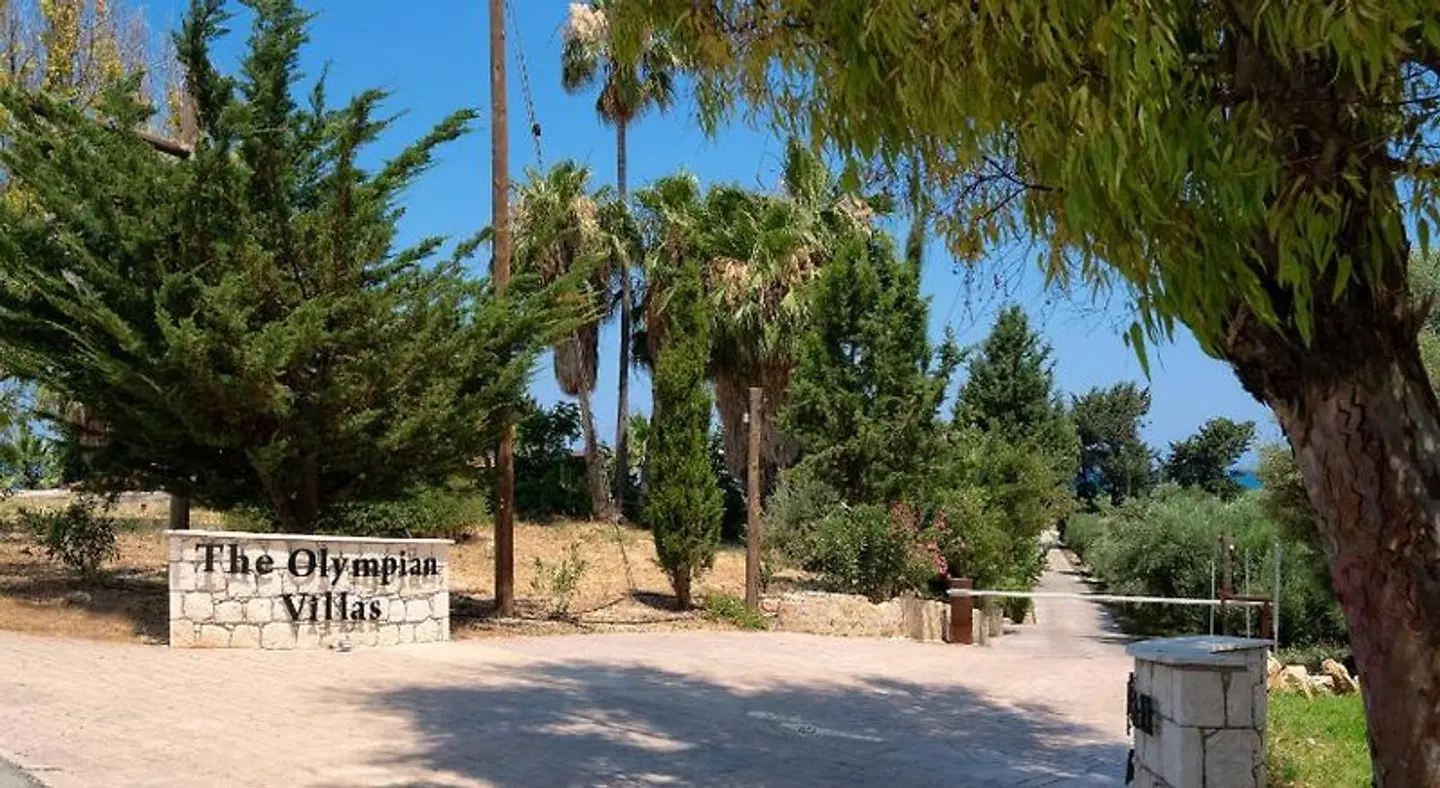The Olympians Villas Garten