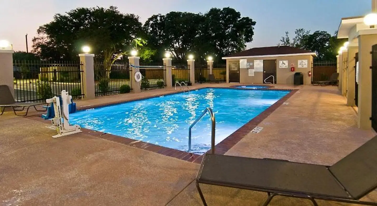 Holiday Inn Express & Suites San Antonio SE by AT&T Center by IHG OUTDOOR_POOL