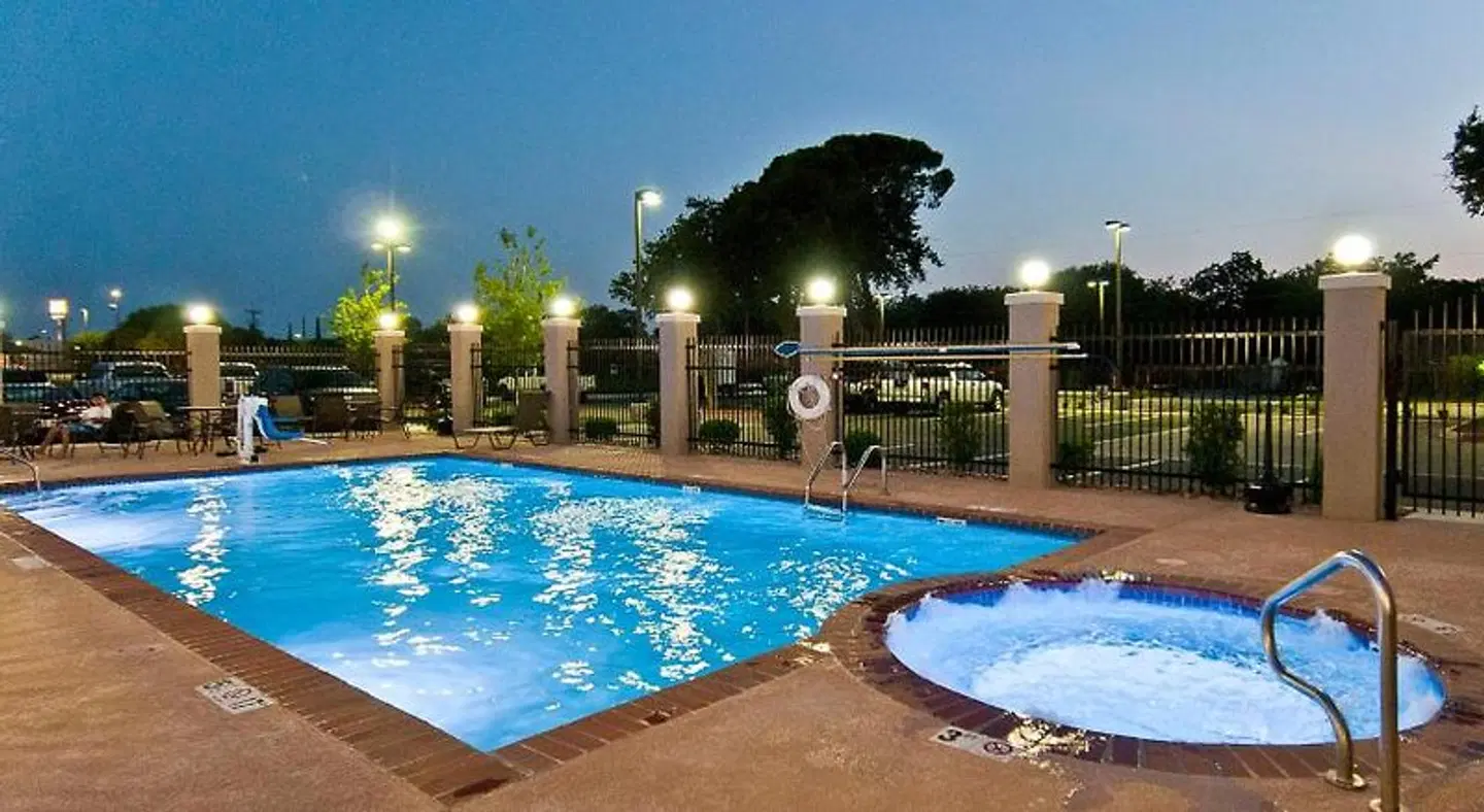 Holiday Inn Express & Suites San Antonio SE by AT&T Center by IHG OUTDOOR_POOL