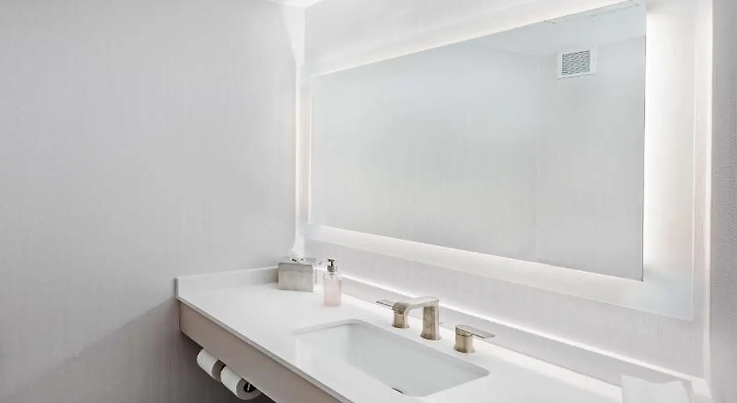 DoubleTree by Hilton Tulsa at Warren Place Badezimmer