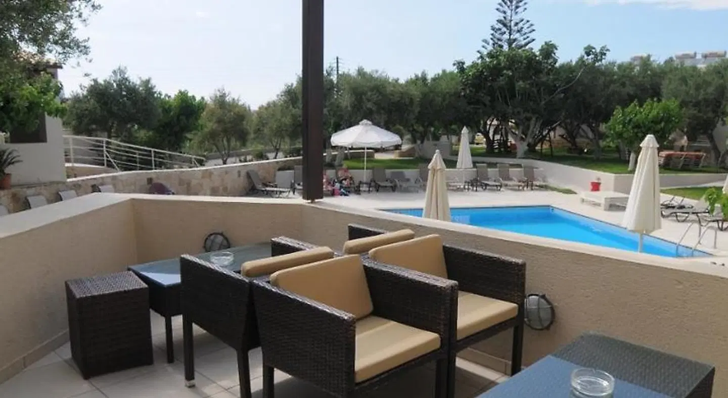 Ourania Apartments Terrasse