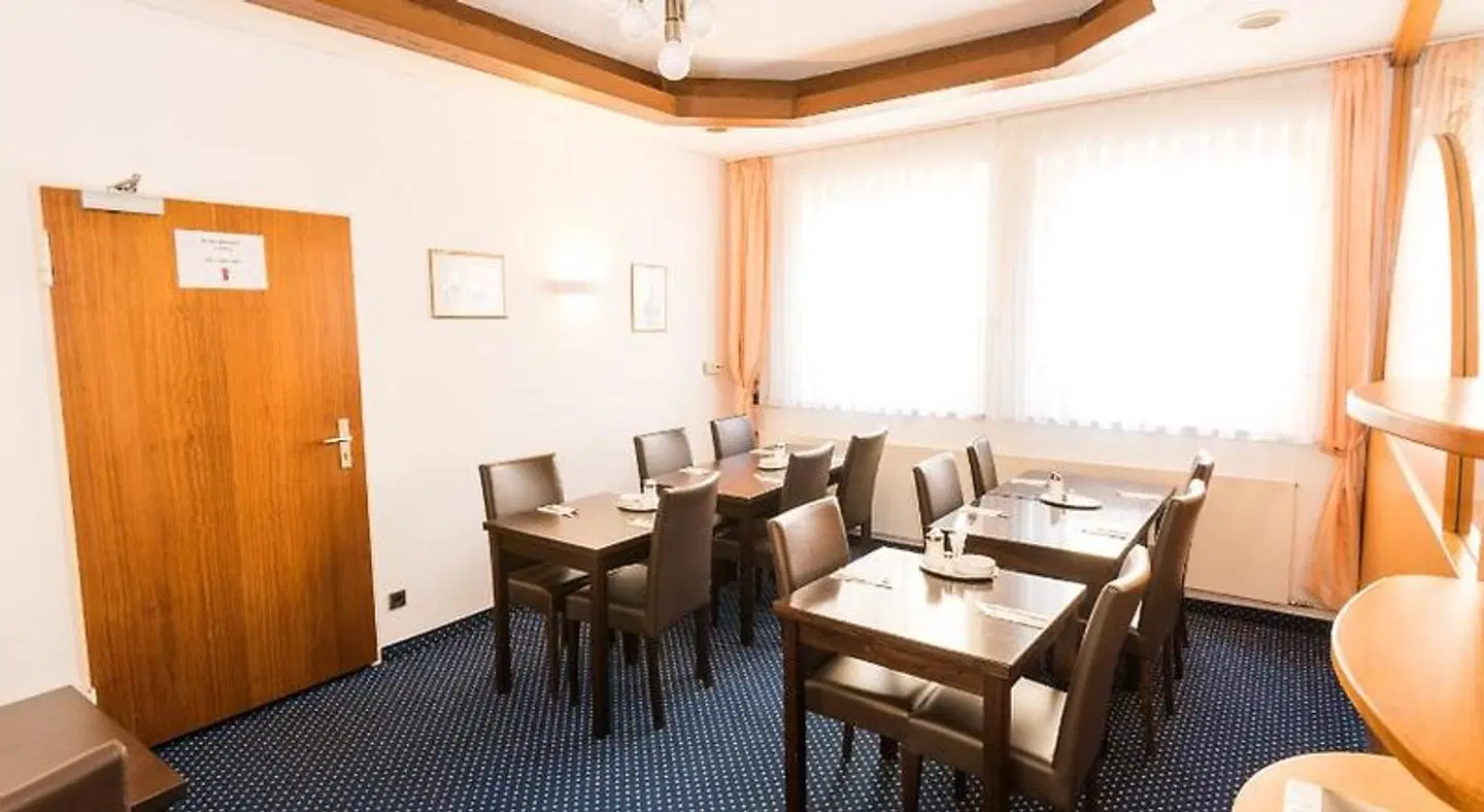Am Friedensplatz Konferenz