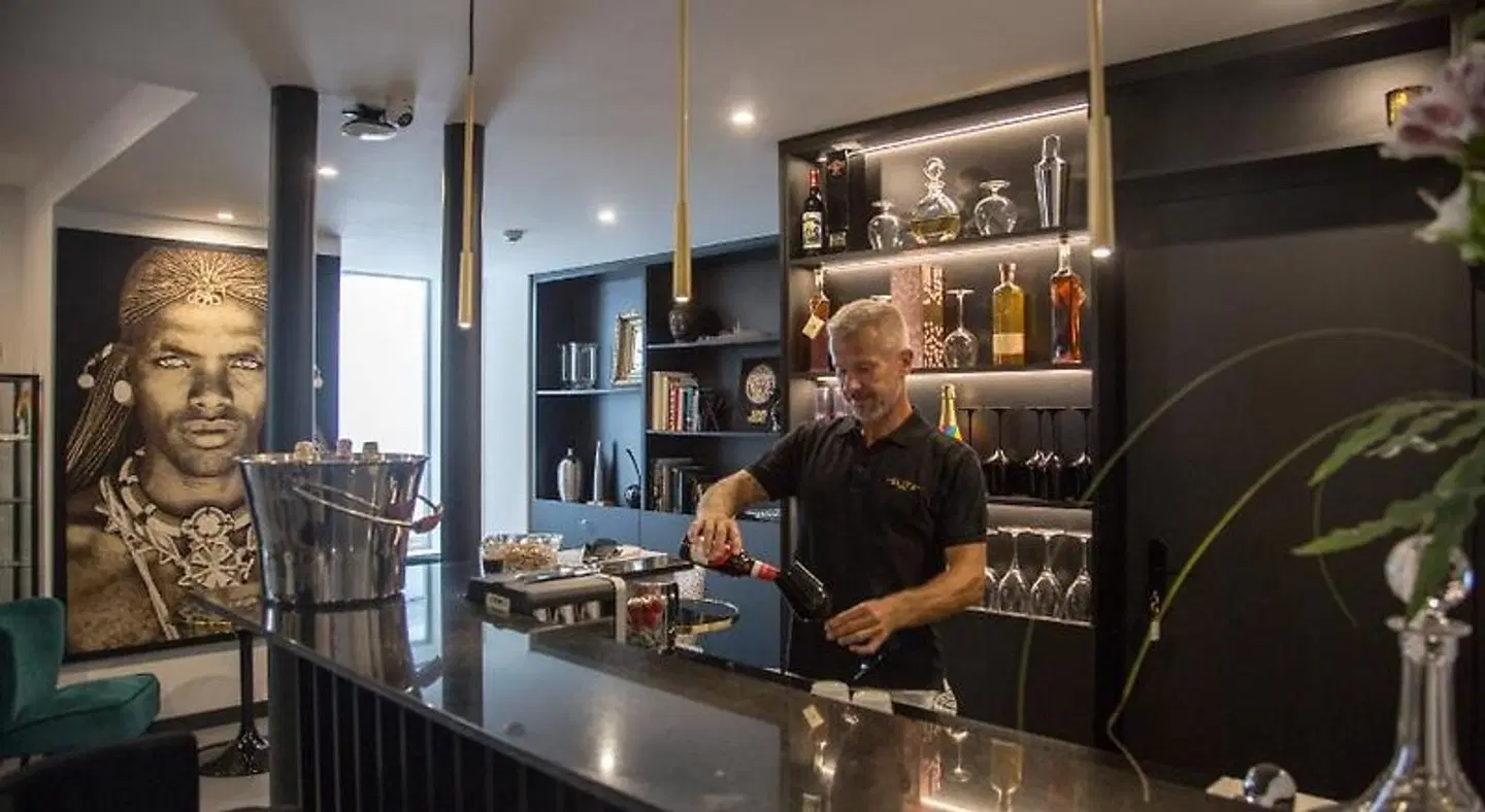 Elite Hotel - Gay Men Only Restaurant
