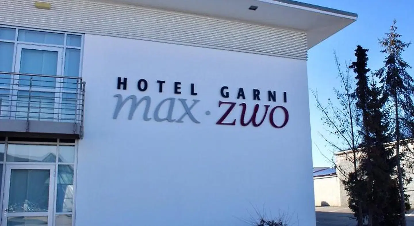 Max Zwo EXTERIOR