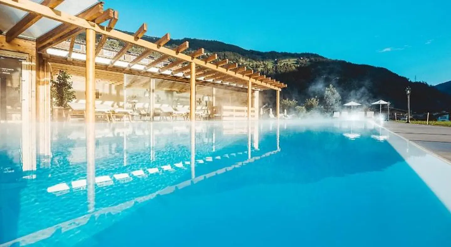 Theresa OUTDOOR_POOL