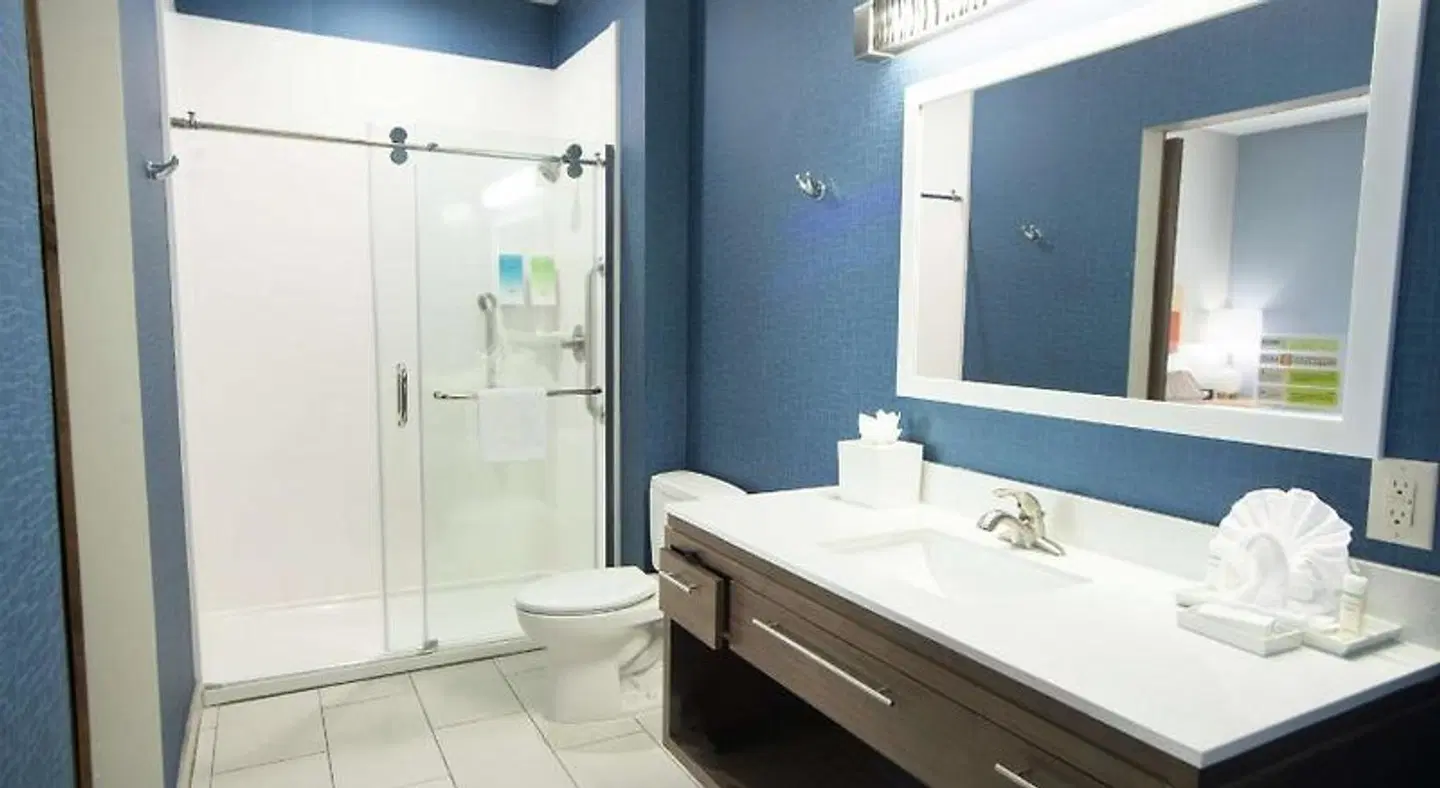 Home2 Suites by Hilton Tulsa Hills Badezimmer