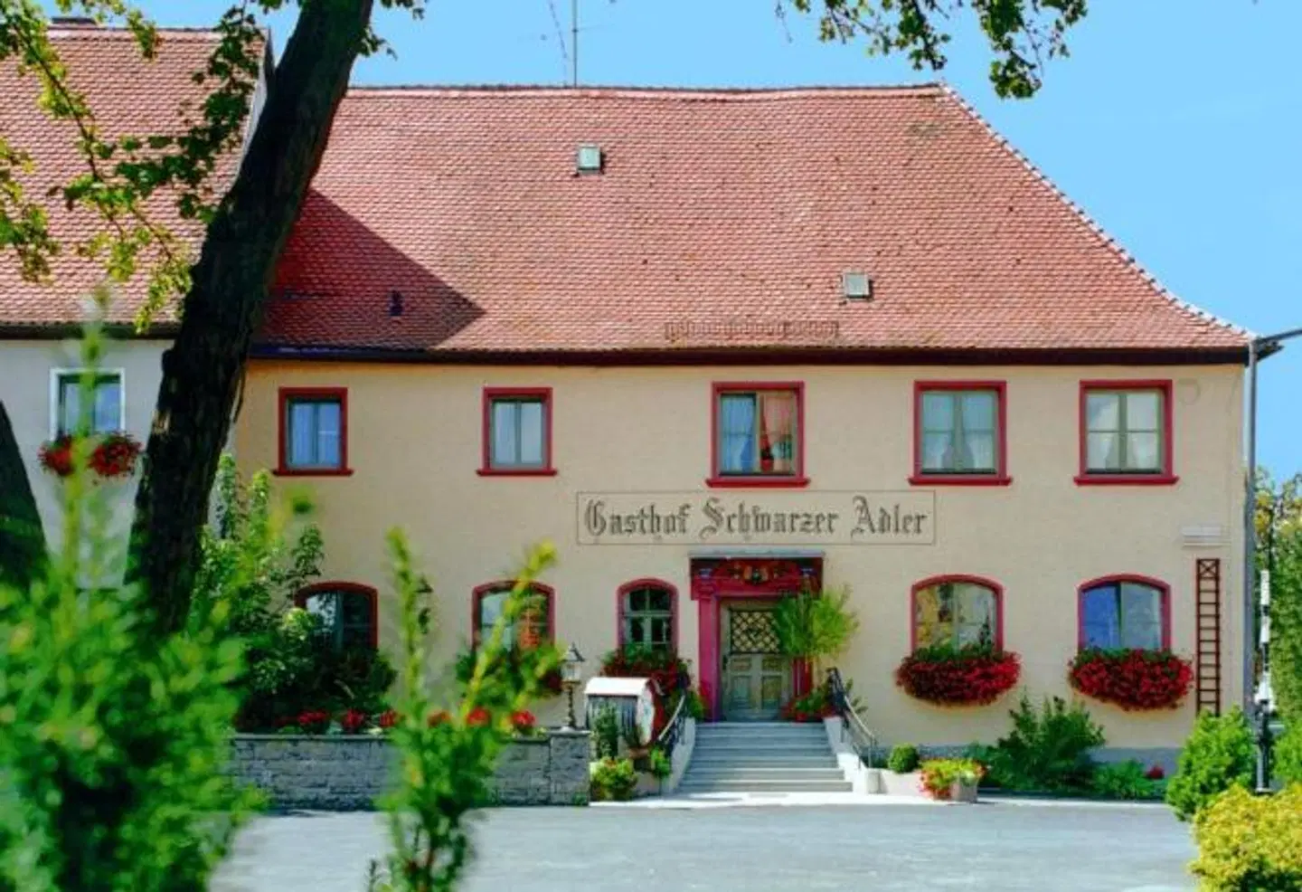 Schwarzer Adler EXTERIOR