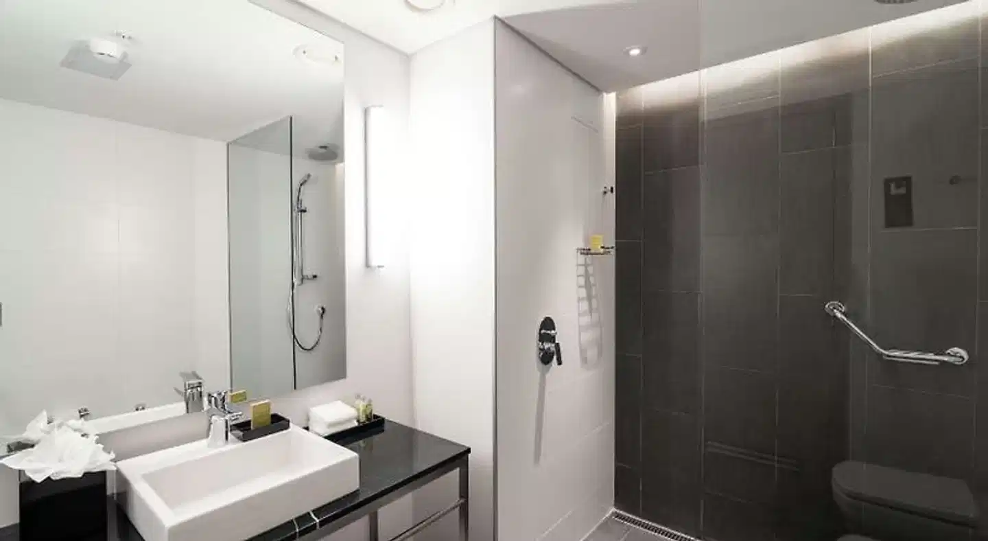 SORO Montevideo, Curio Collection by Hilton Badezimmer