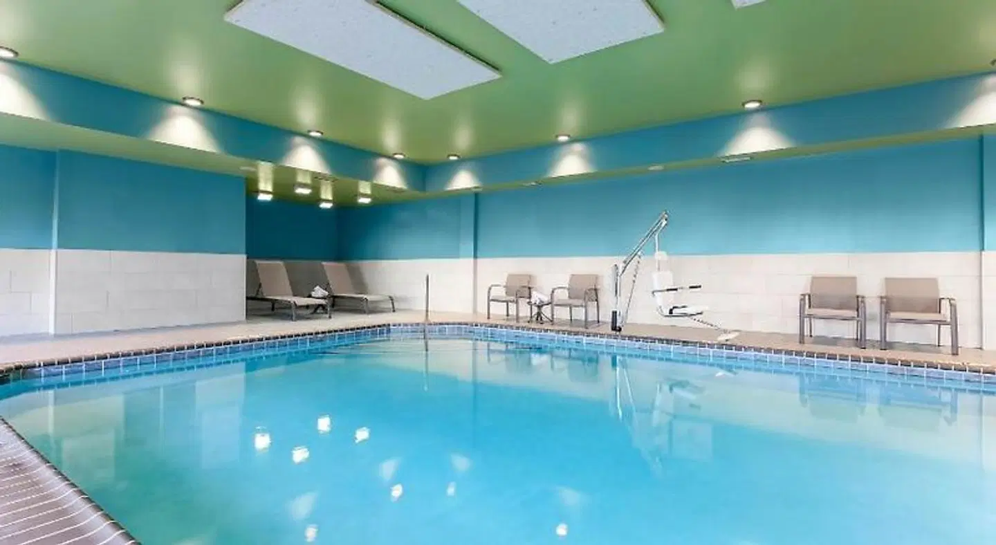 Holiday Inn Express & Suites Chicago O'Hare Airport by IHG Hallenbad