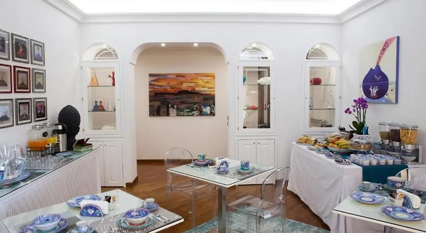 Isa Guest Rooms Restaurant