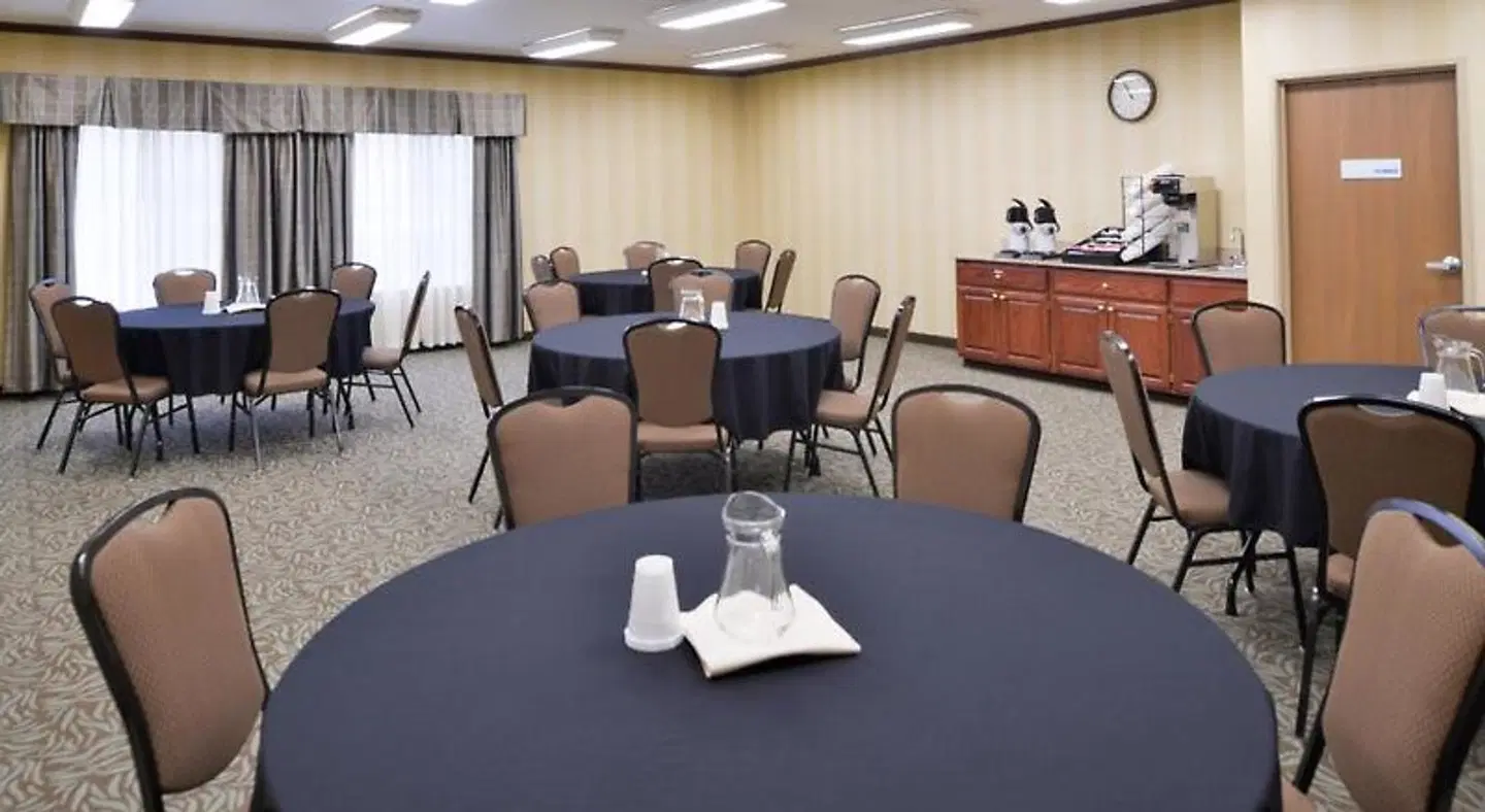 Holiday Inn Express & Suites Sioux Falls At Empire Mall by IHG Konferenz