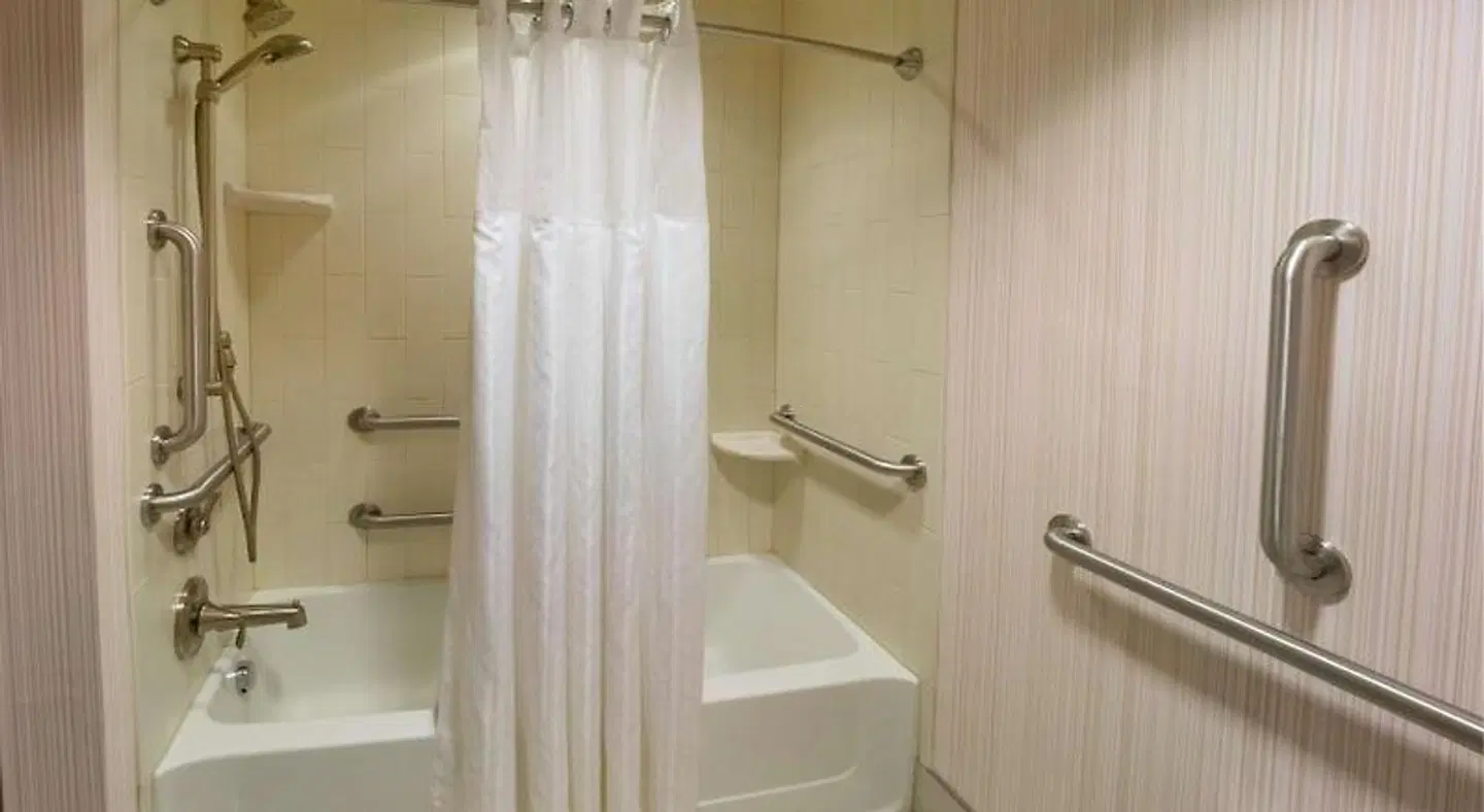 Hilton Garden Inn Buffalo Downtown Badezimmer