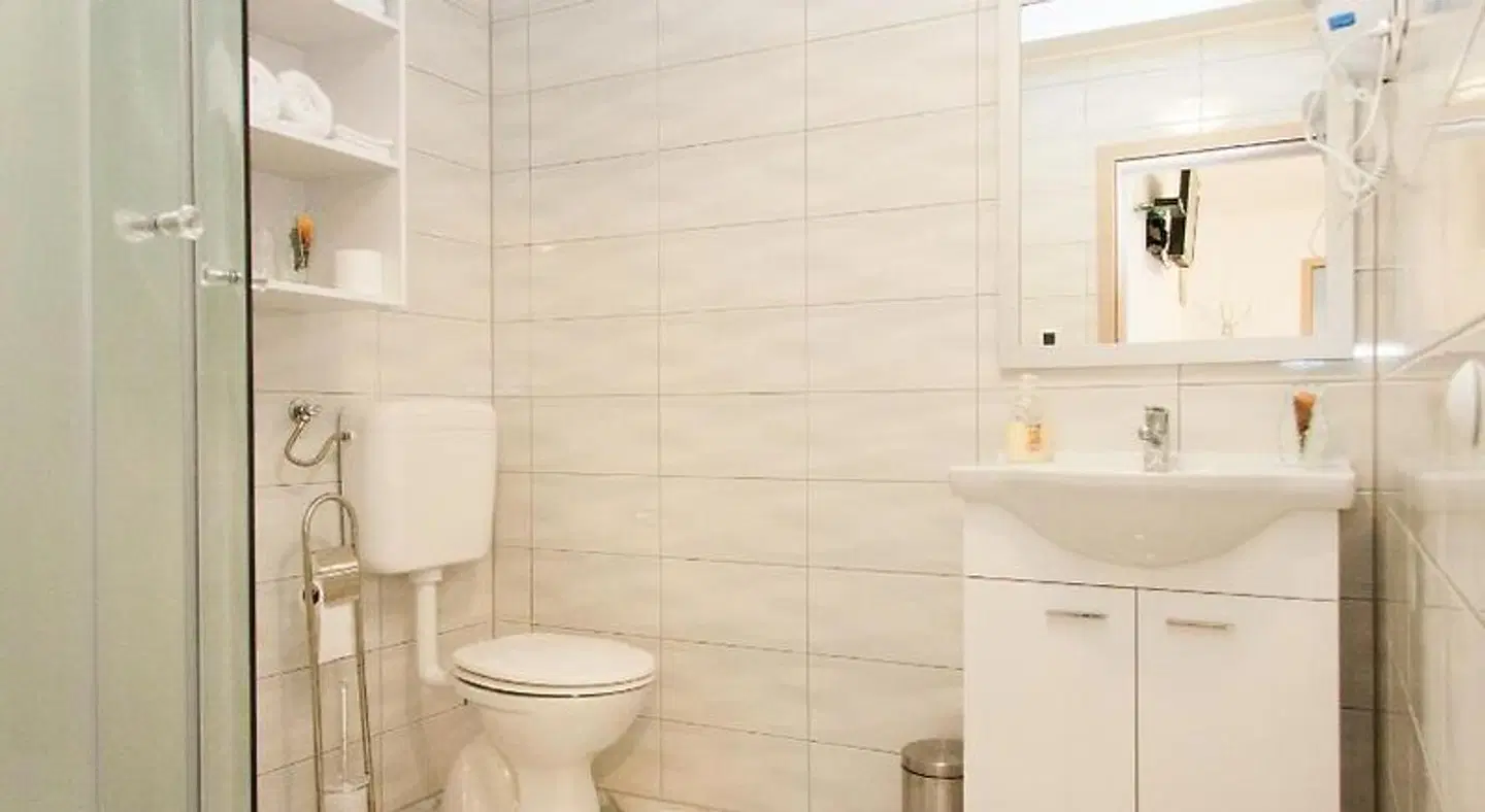 Apartments Garden Room Badezimmer