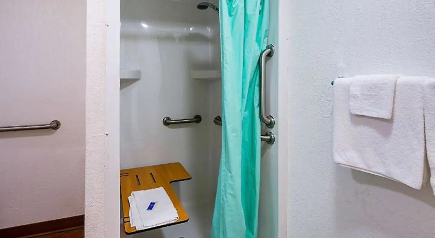 Motel 6 Boerne, TX Badezimmer