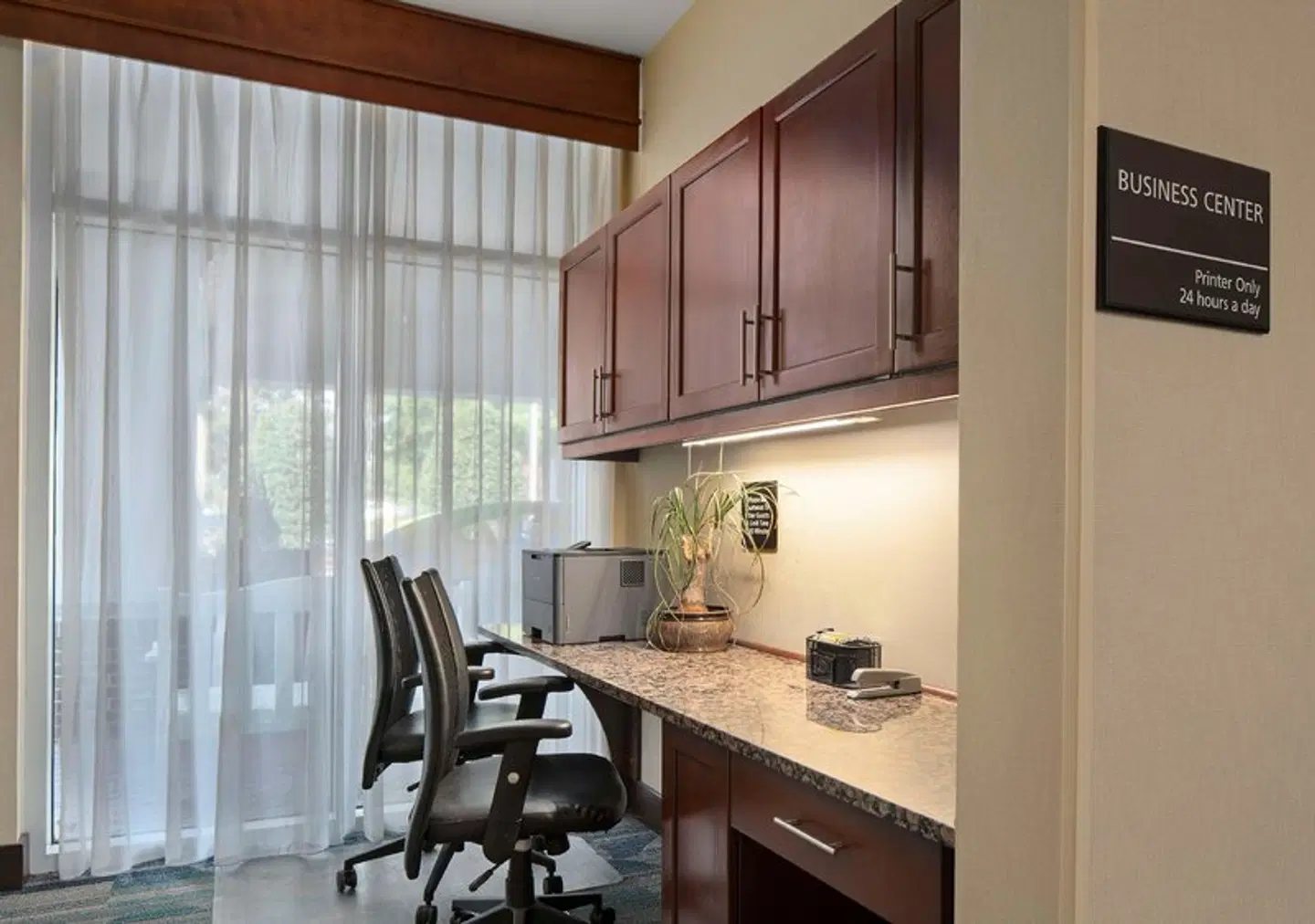 Hampton Inn & Suites Newport News (Oyster Point) ROOM_EXAMPLE