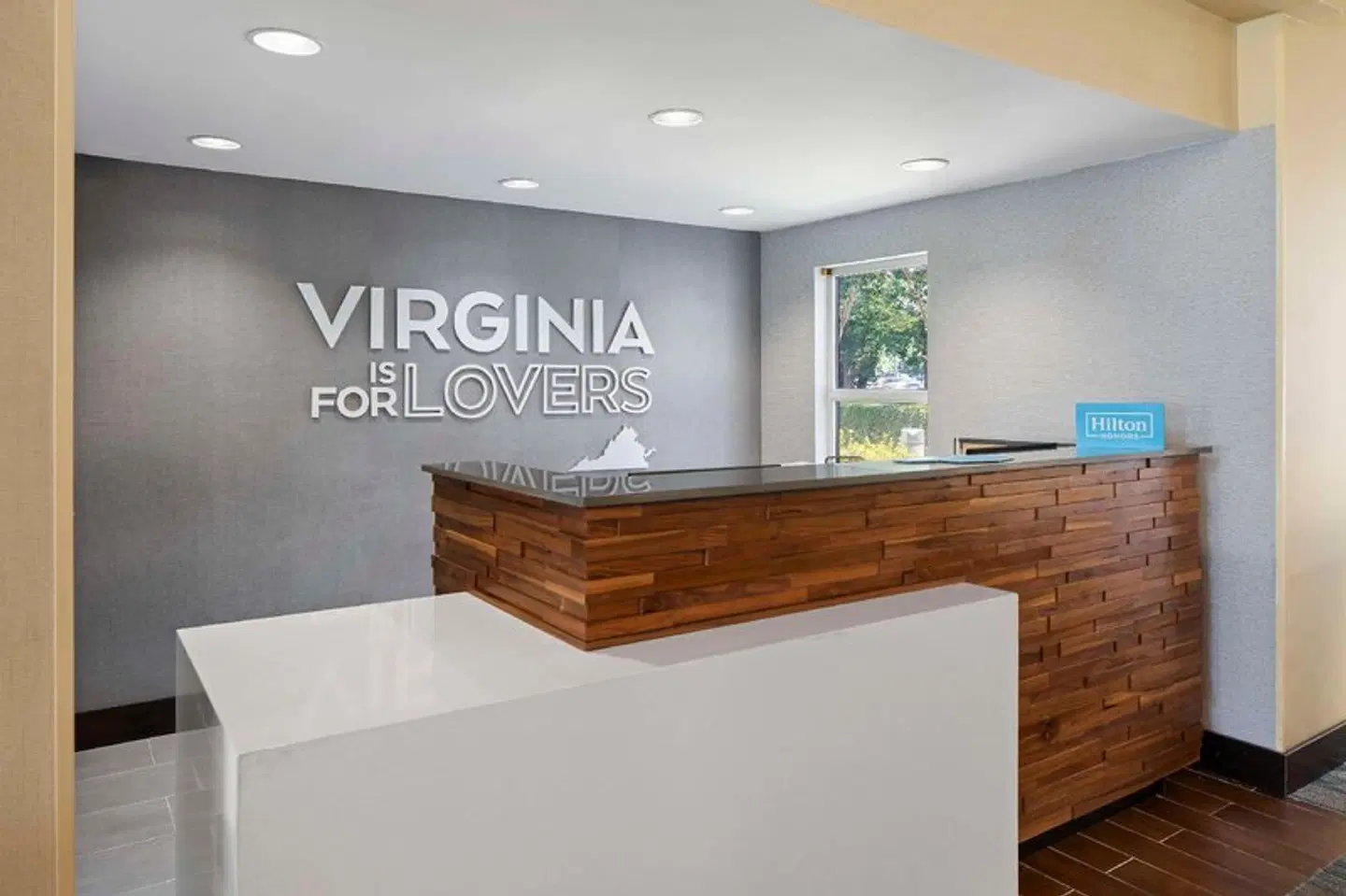 Hampton Inn & Suites Newport News (Oyster Point) LOUNGE_LOBBY