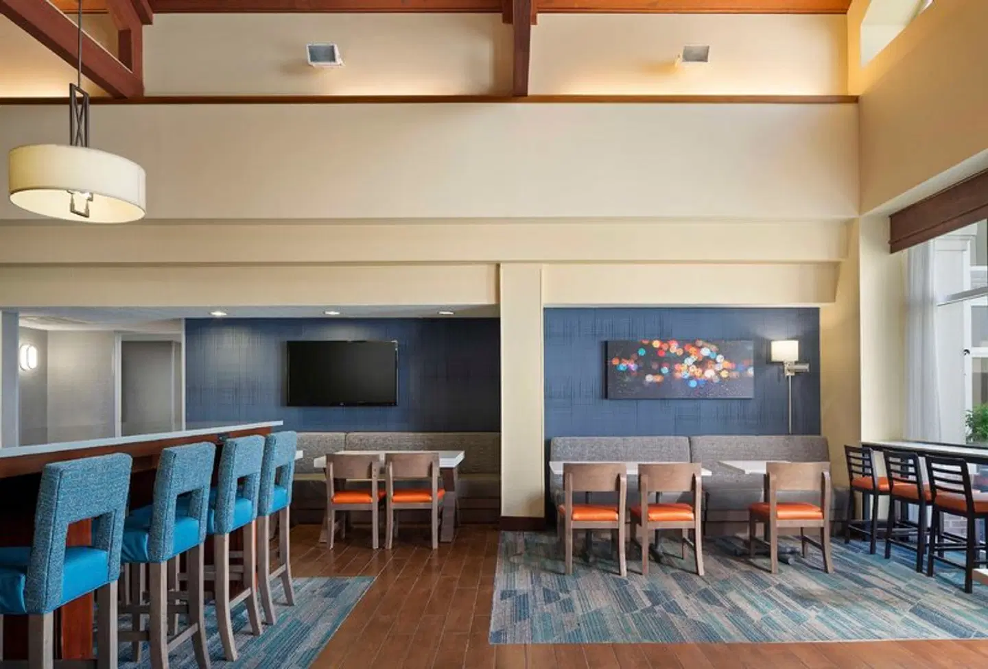 Hampton Inn & Suites Newport News (Oyster Point) Bar