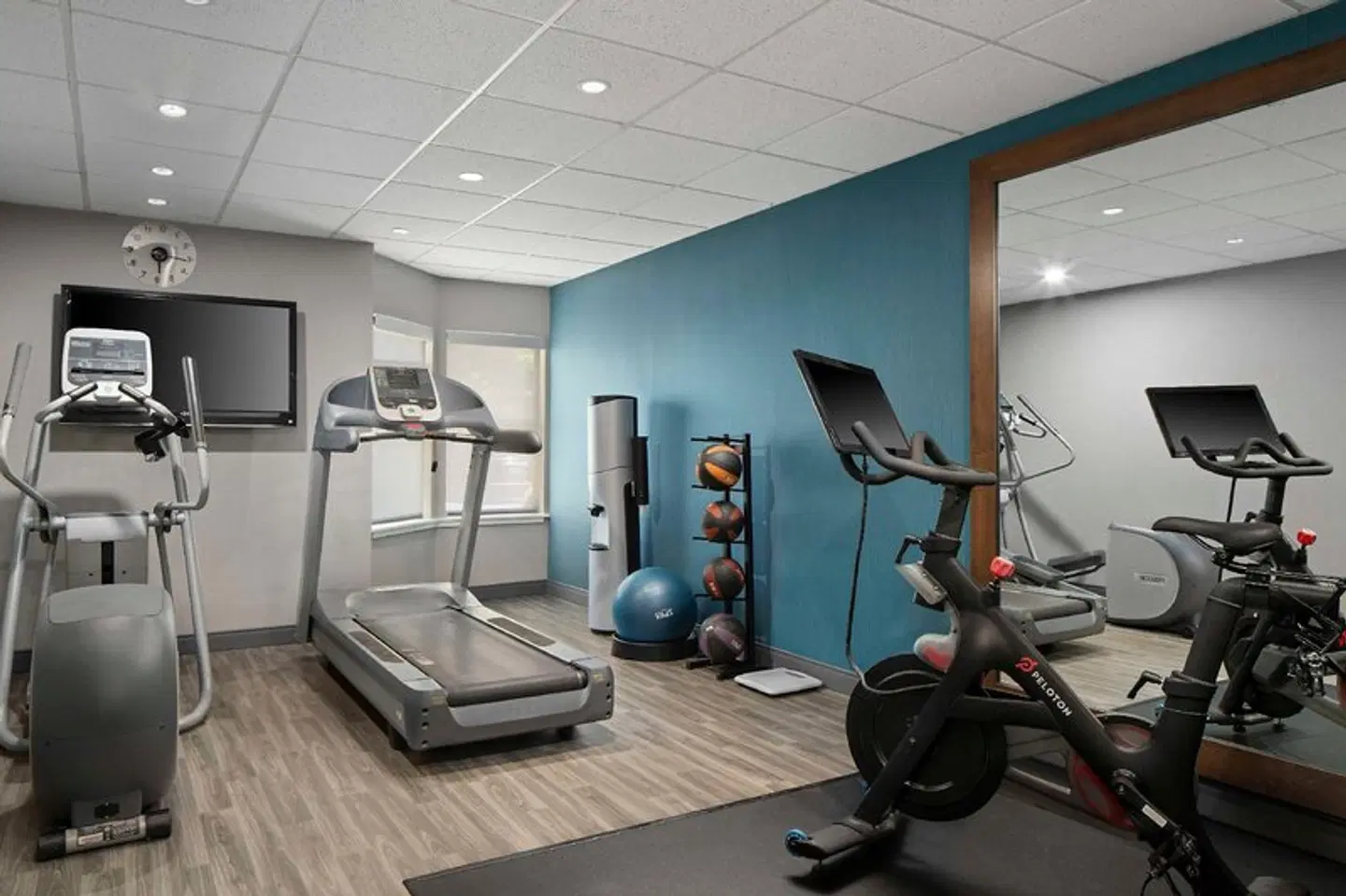 Hampton Inn & Suites Newport News (Oyster Point) SPORTS_AND_LEISURE