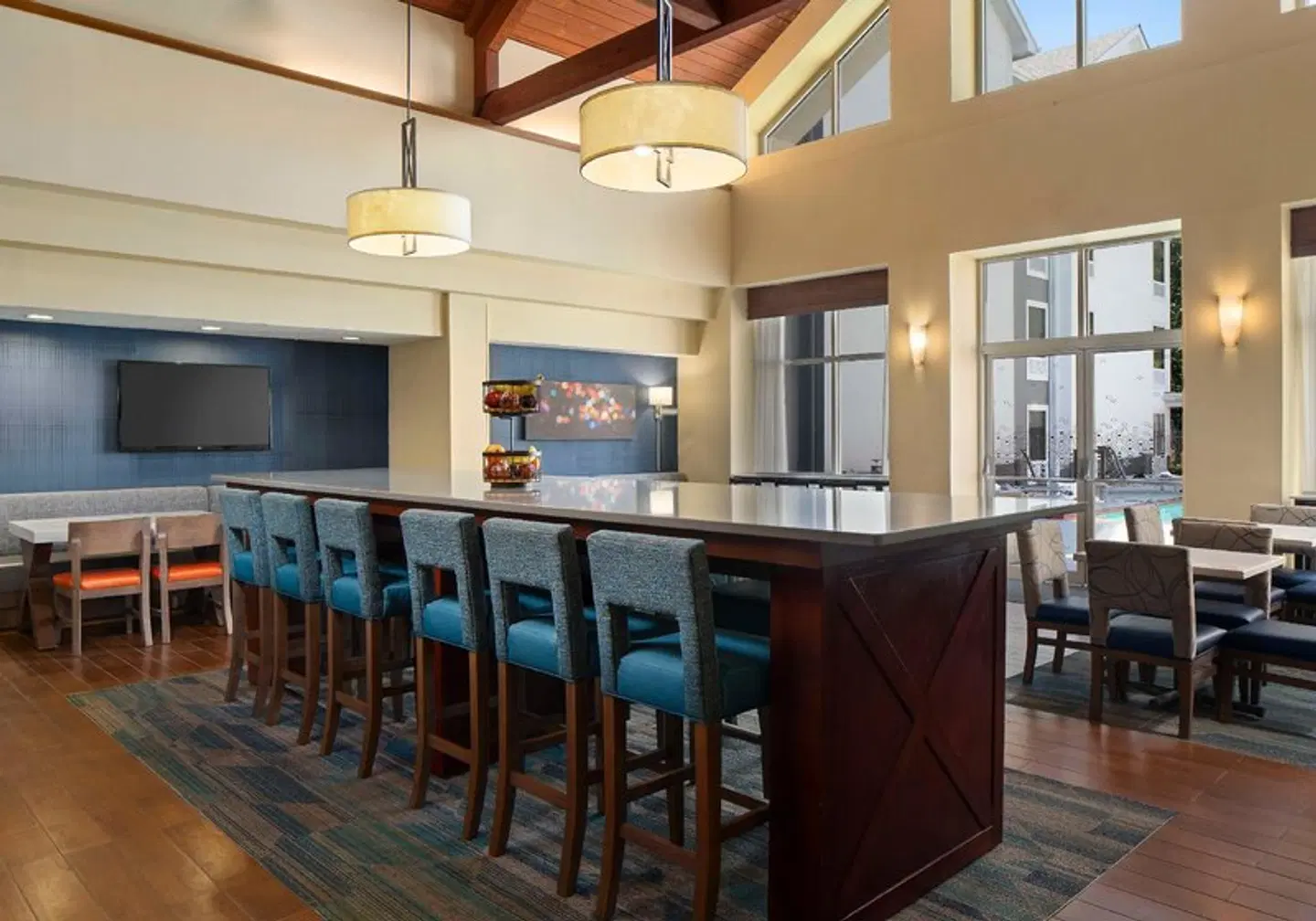 Hampton Inn & Suites Newport News (Oyster Point) Bar