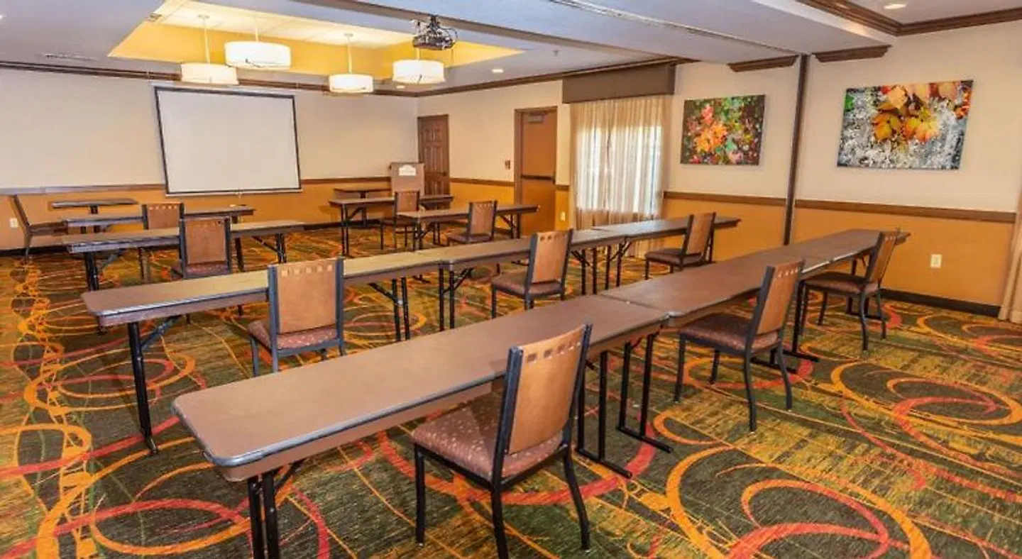 La Quinta Inn & Suites Bentonville Bar