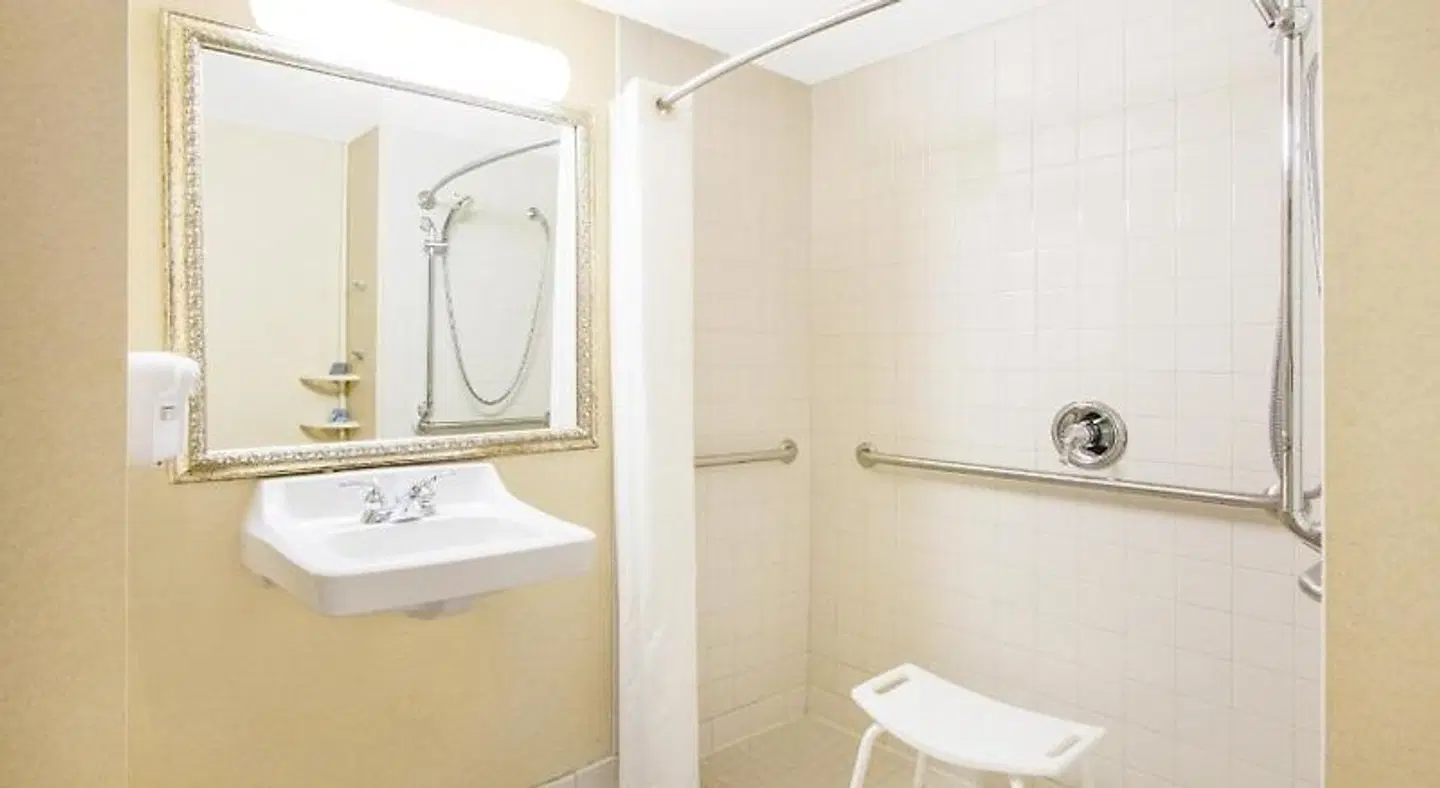 Wingate by Wyndham Bentonville Airport Badezimmer