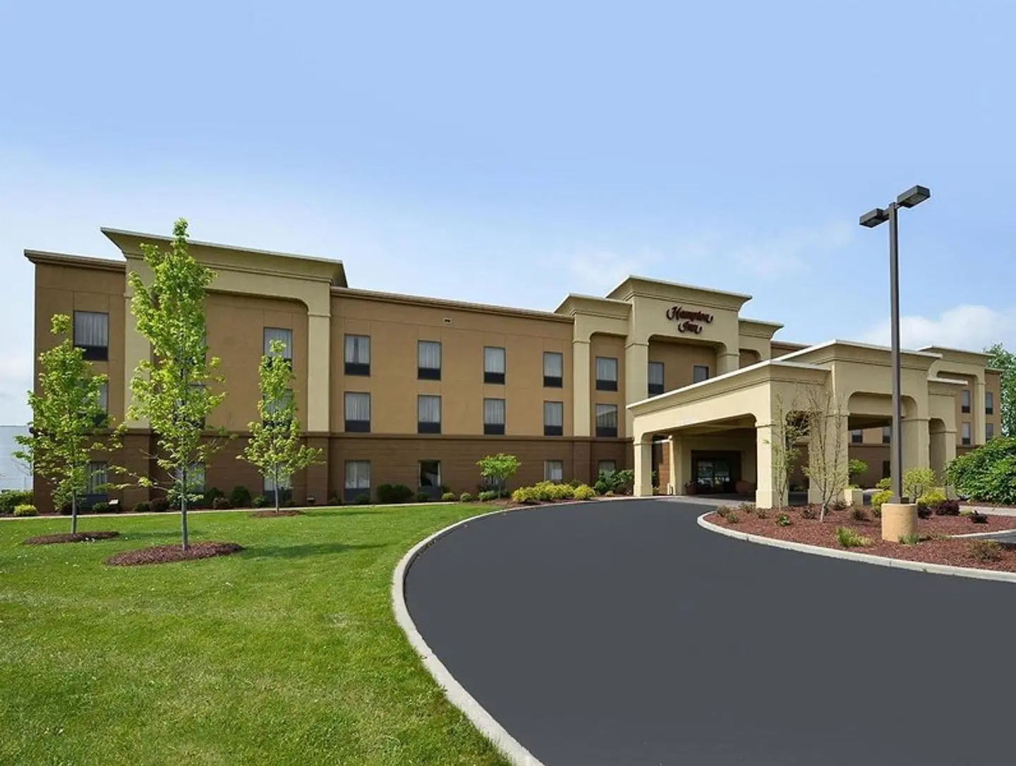 Hampton Inn Utica EXTERIOR