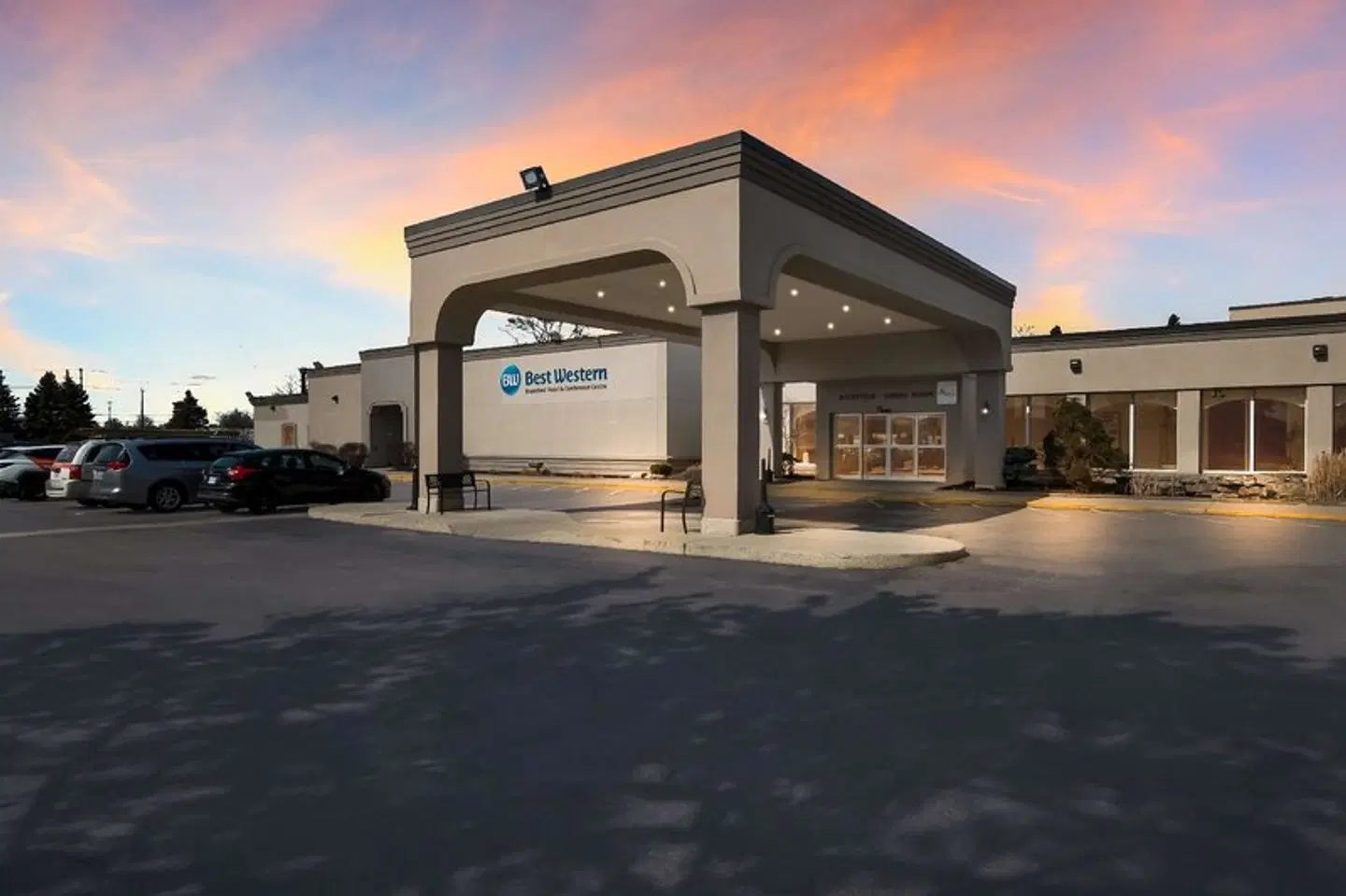 Best Western Plus Brant Park Inn & Conference Centre EXTERIOR