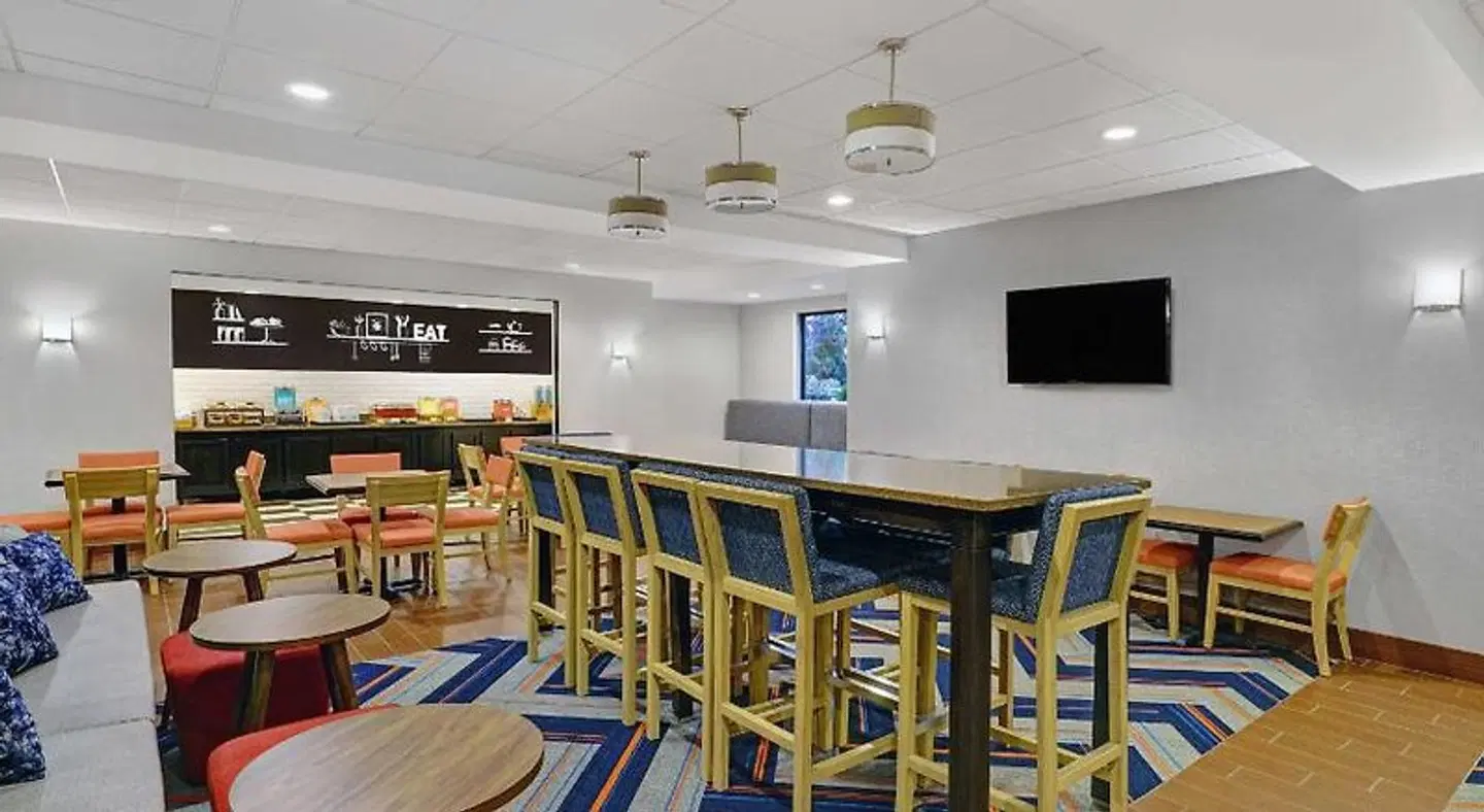 Hampton Inn Utica Bar