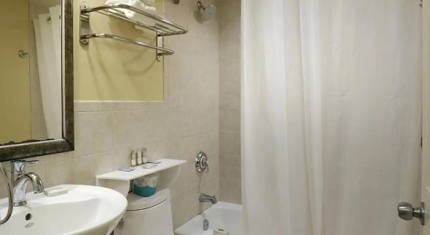Fleur de Lis Beach Motel Badezimmer