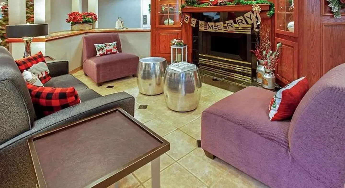 La Quinta Inn & Suites Milwaukee Delafield LOUNGE_LOBBY