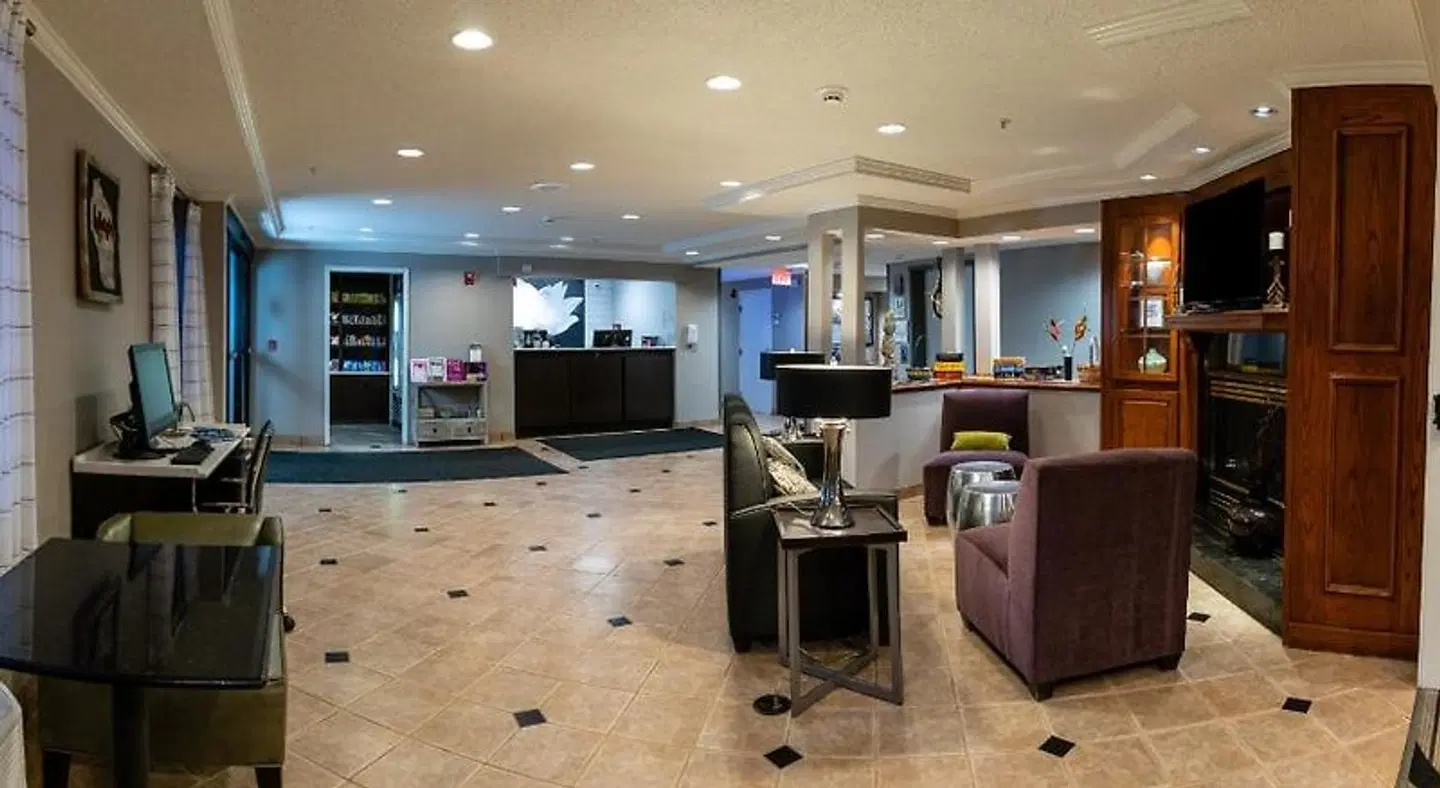 La Quinta Inn & Suites Milwaukee Delafield LOUNGE_LOBBY