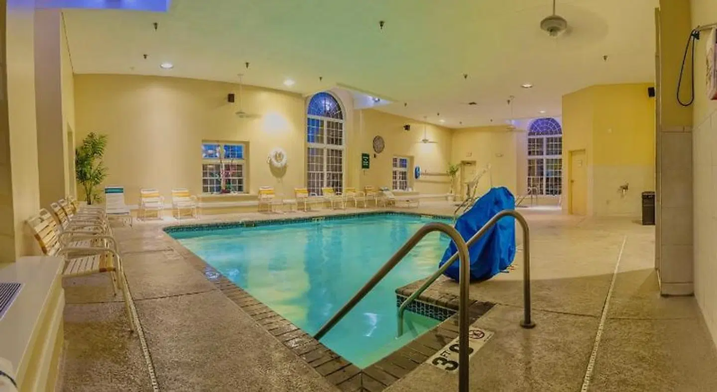 La Quinta Inn & Suites Milwaukee Delafield Hallenbad