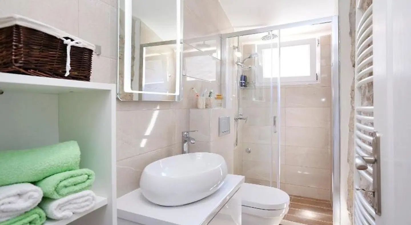 Rustic Stone House Bajeli with Jacuzzi Badezimmer