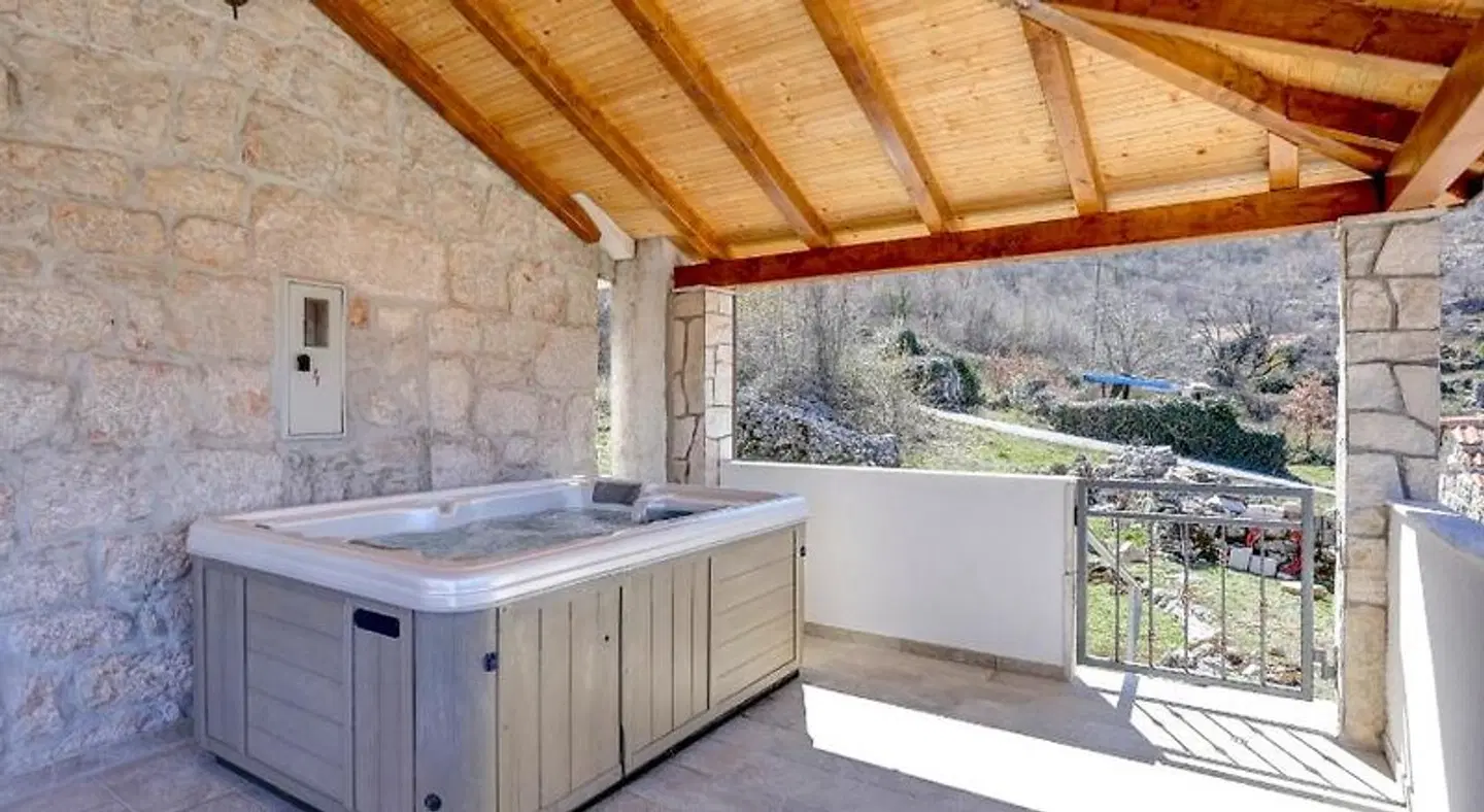 Rustic Stone House Bajeli with Jacuzzi Badezimmer