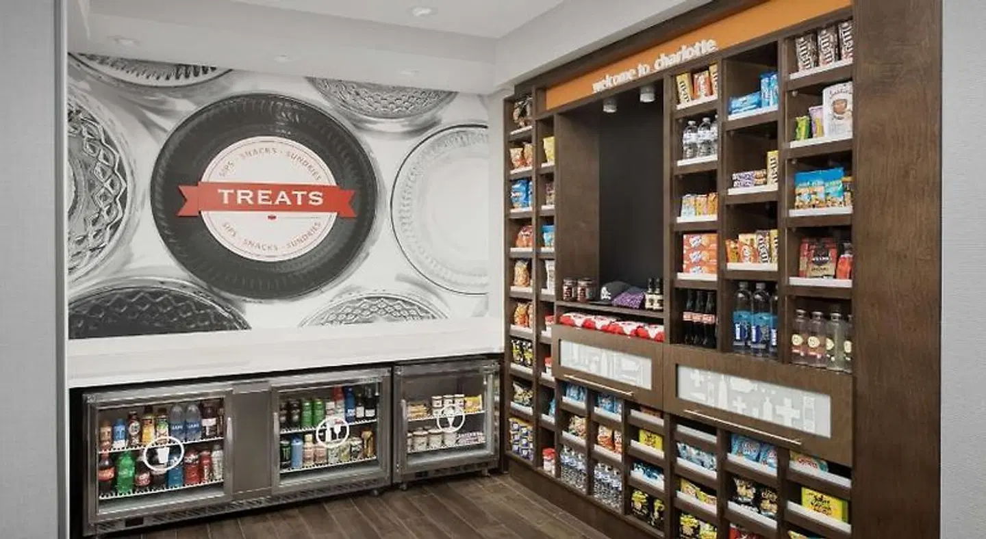 Hampton Inn & Suites Charlotte Airport Lake Pointe Bar