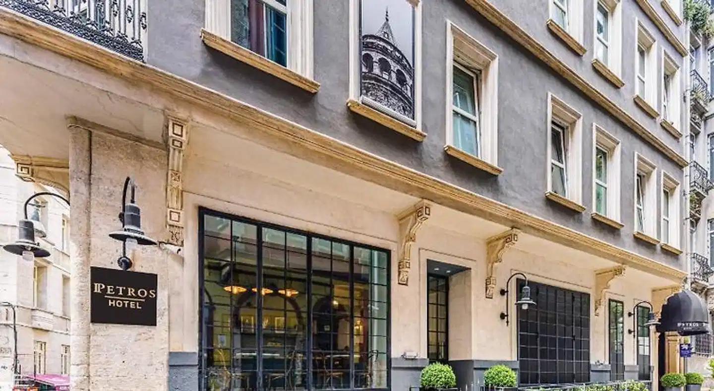 Petros Hotel Aussenansicht