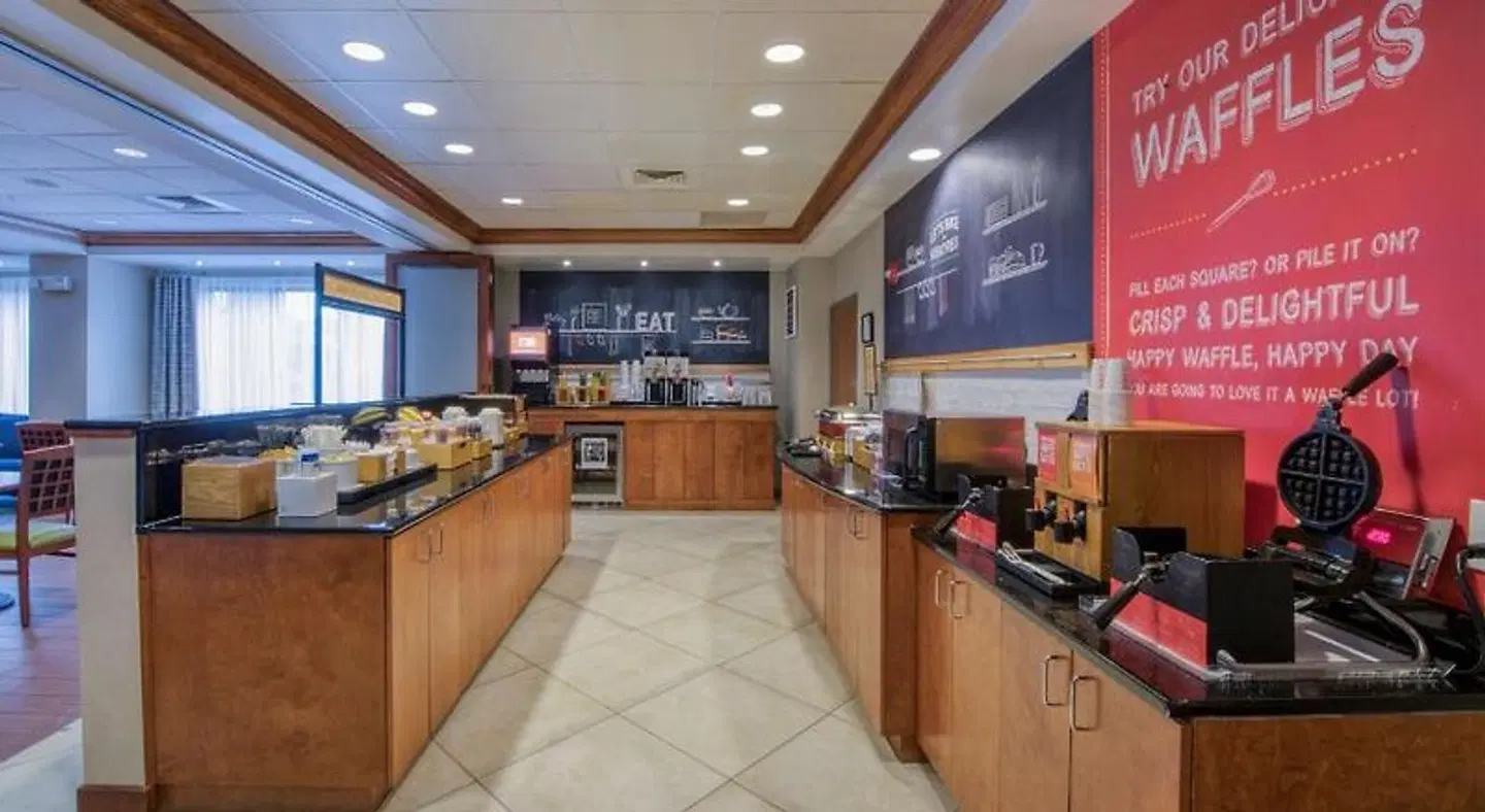 Hampton Inn Wilmington University Area Bar